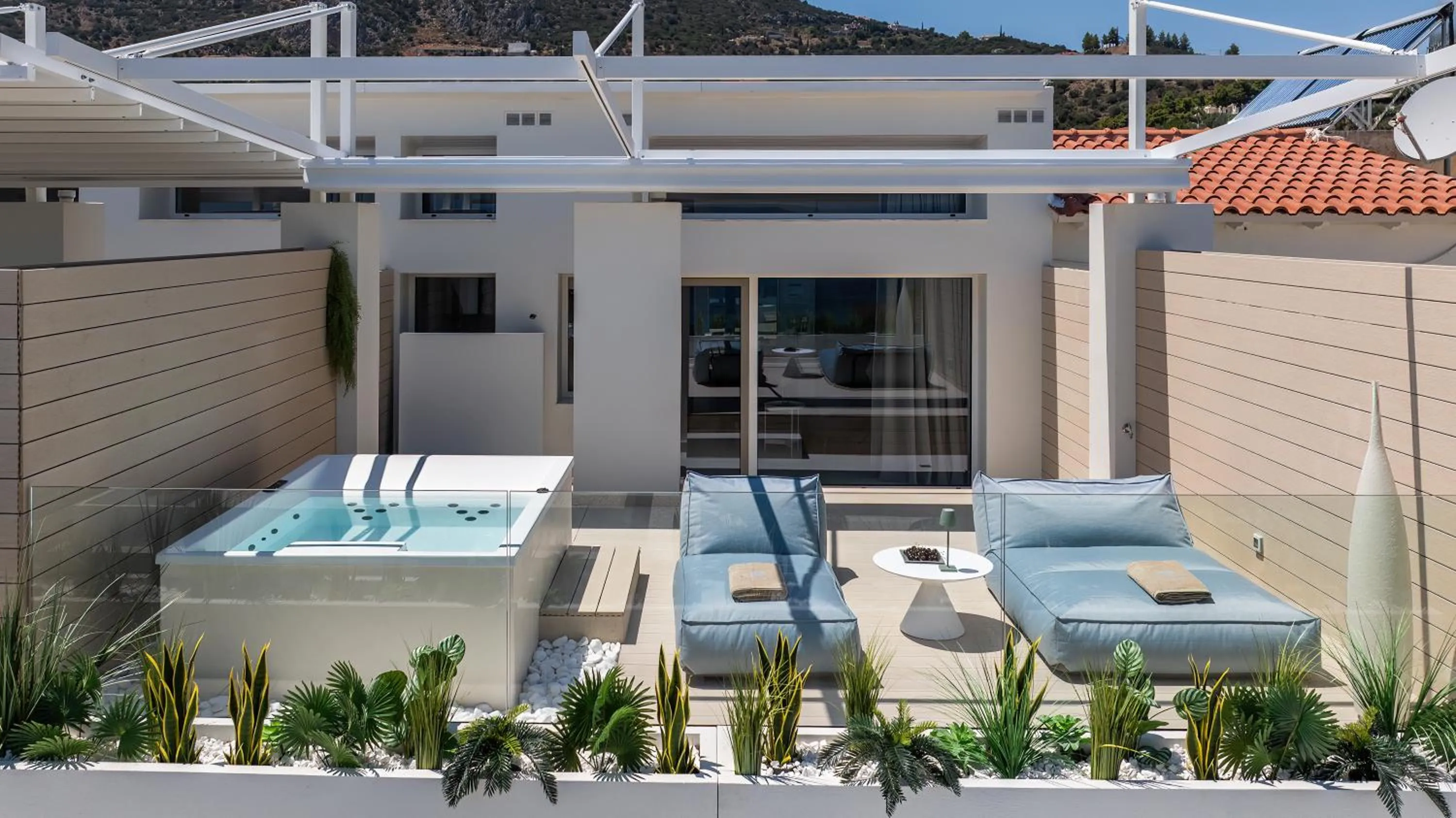 Hot Tub in Flisvos Royal Hotel & Suites