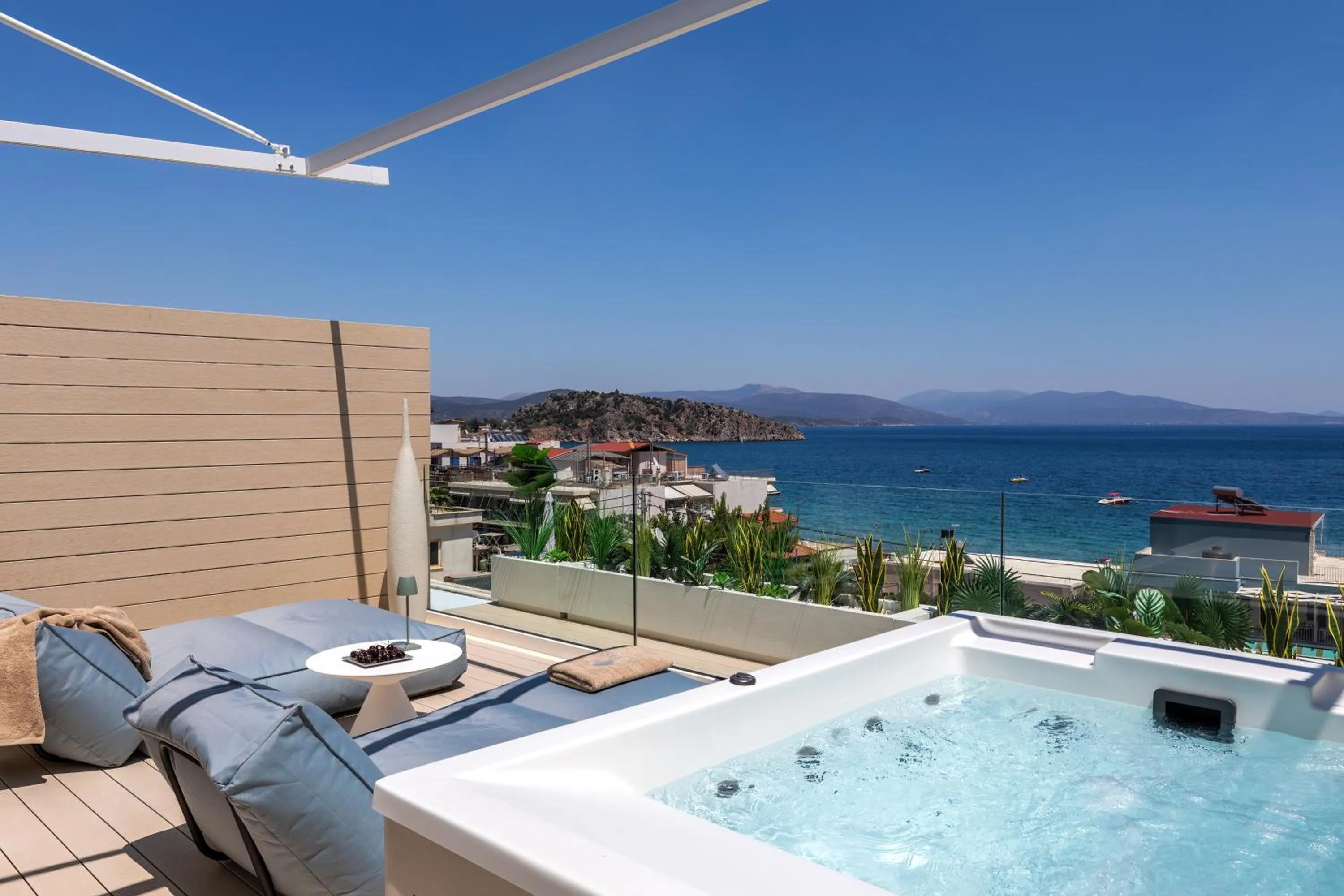 Hot Tub in Flisvos Royal Hotel & Suites