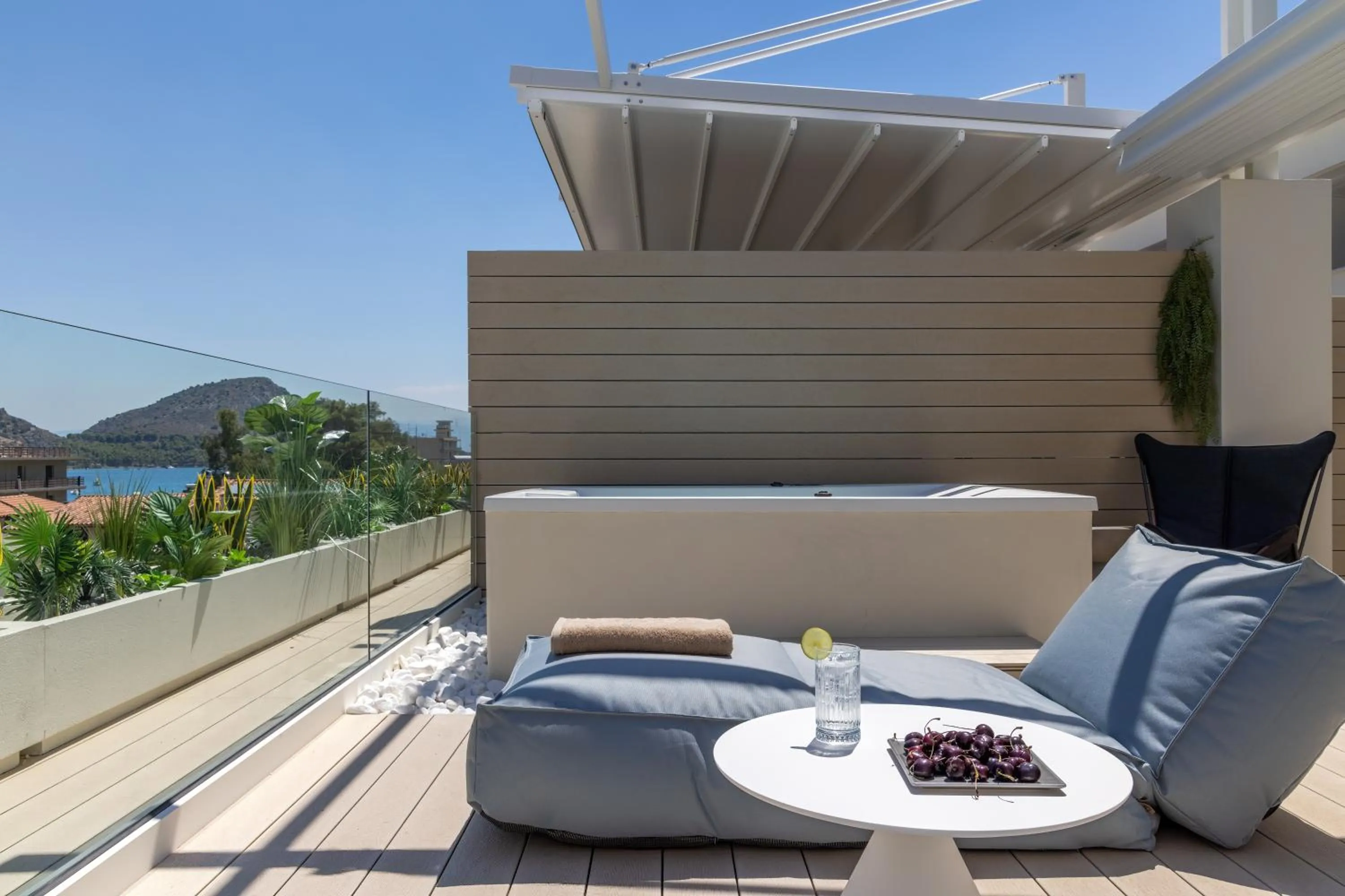 Hot Tub in Flisvos Royal Hotel & Suites