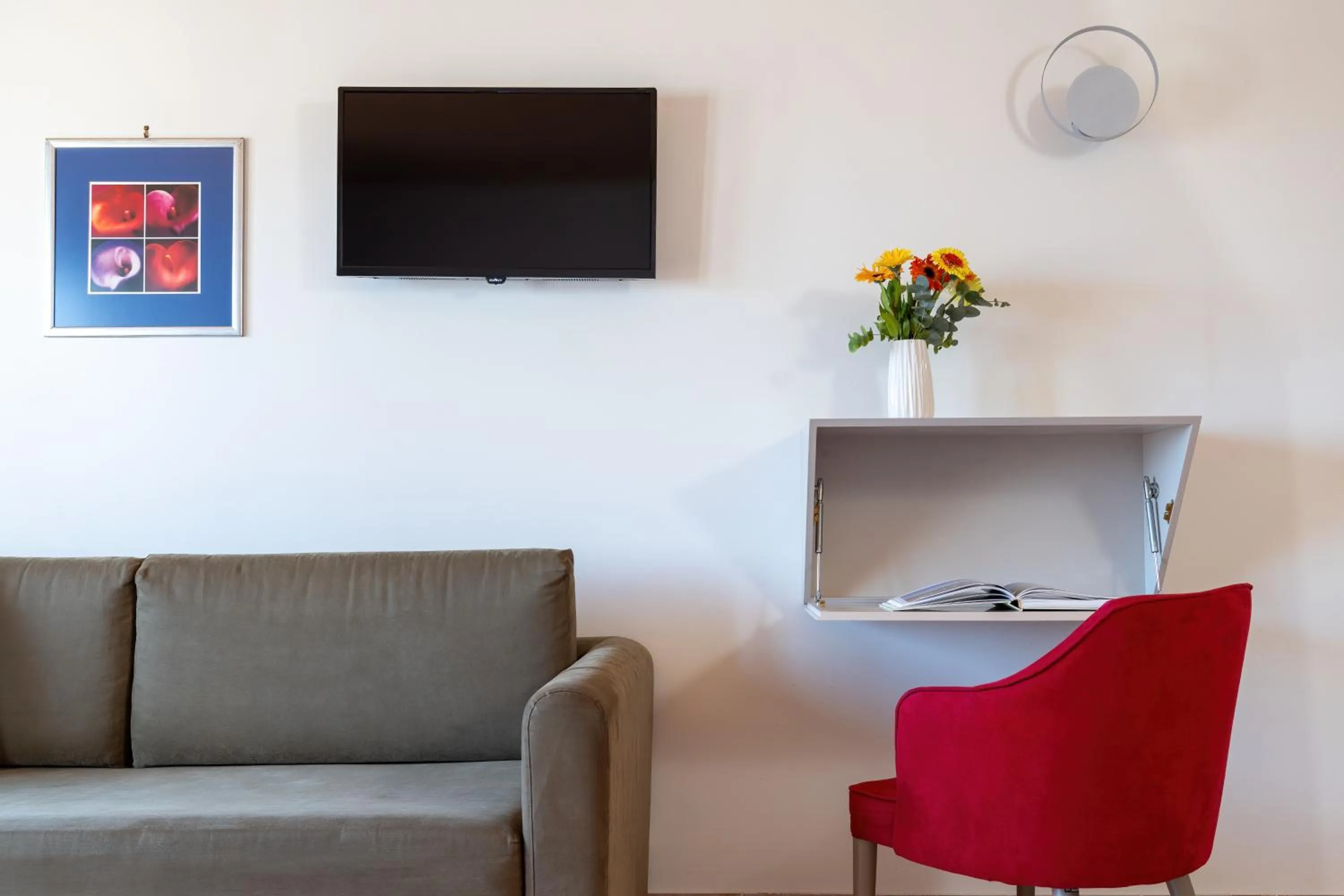 Photo of the whole room in Flisvos Royal Hotel & Suites