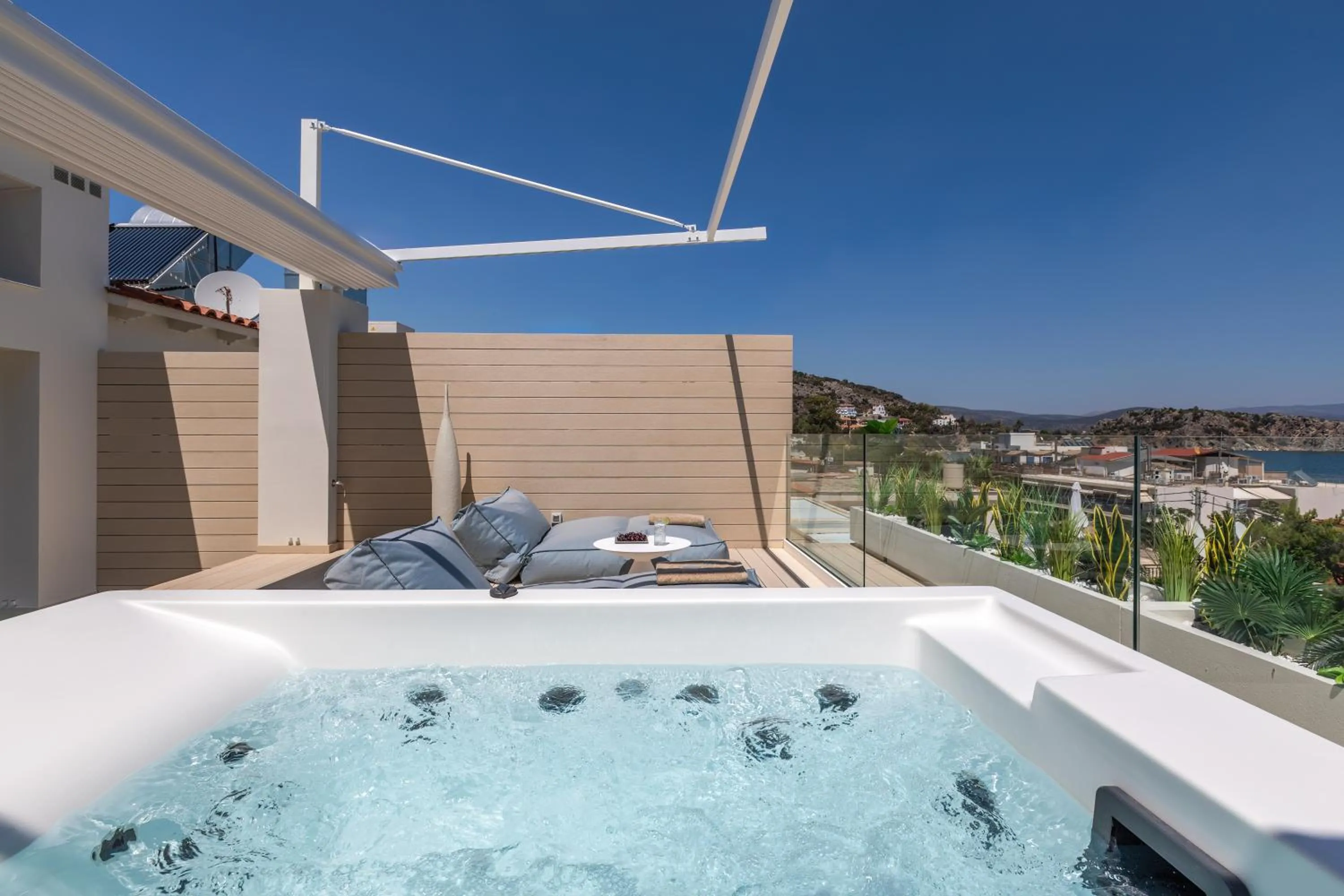 Hot Tub in Flisvos Royal Hotel & Suites