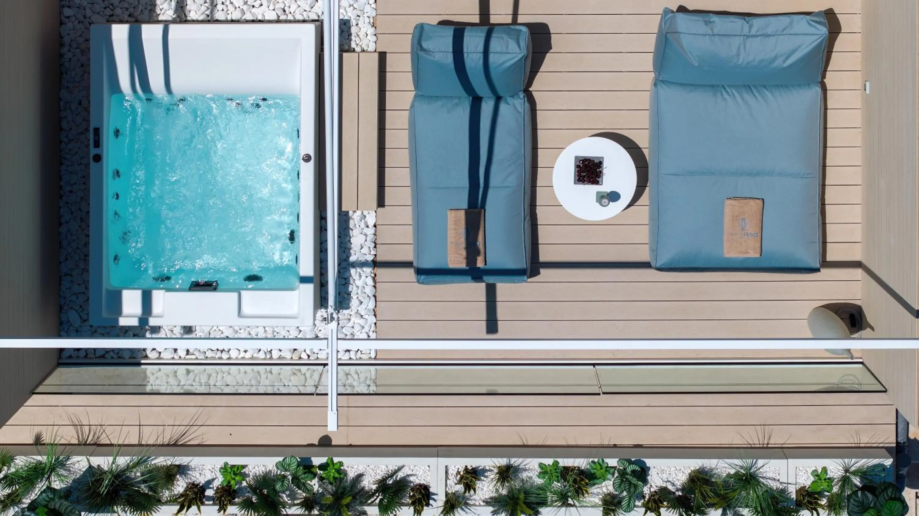 Hot Tub in Flisvos Royal Hotel & Suites