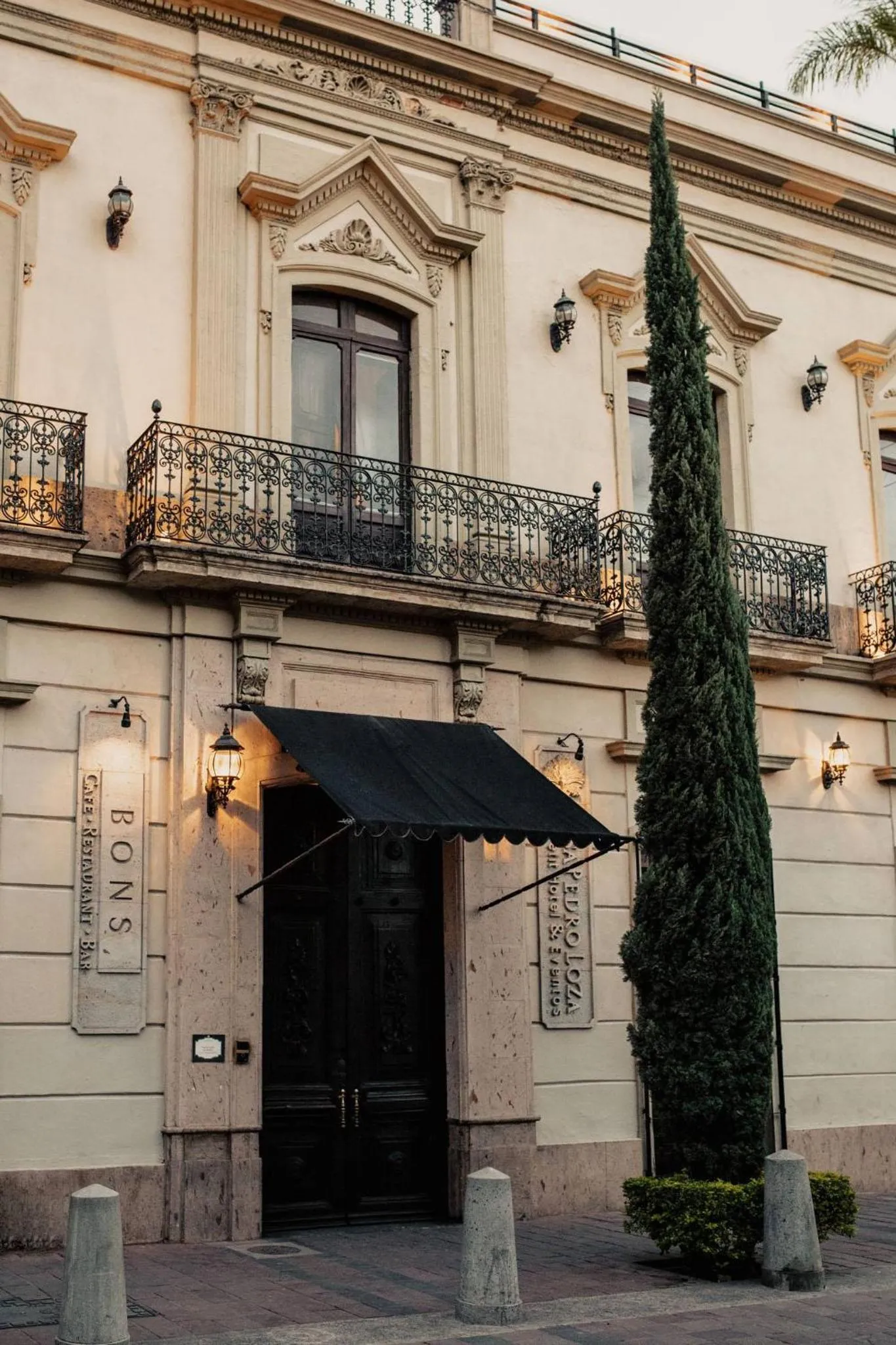 Facade/entrance in Casa Pedro Loza