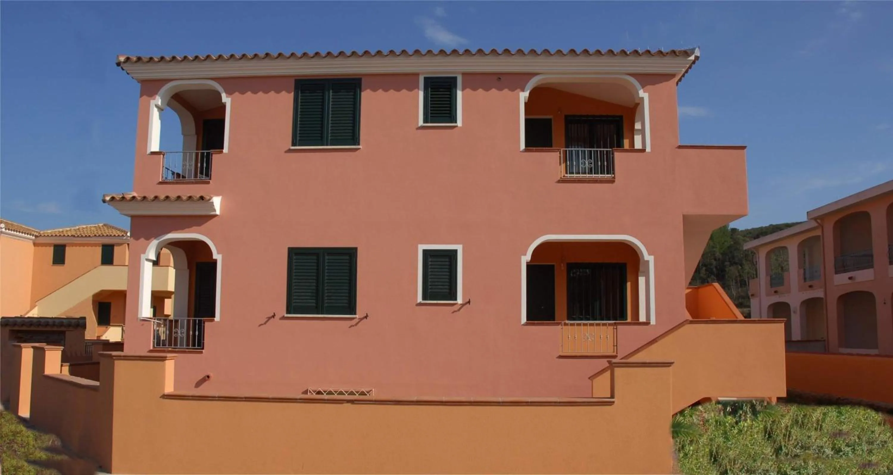 Property building in Appartamenti Le Ginestre e Gli Oleandri