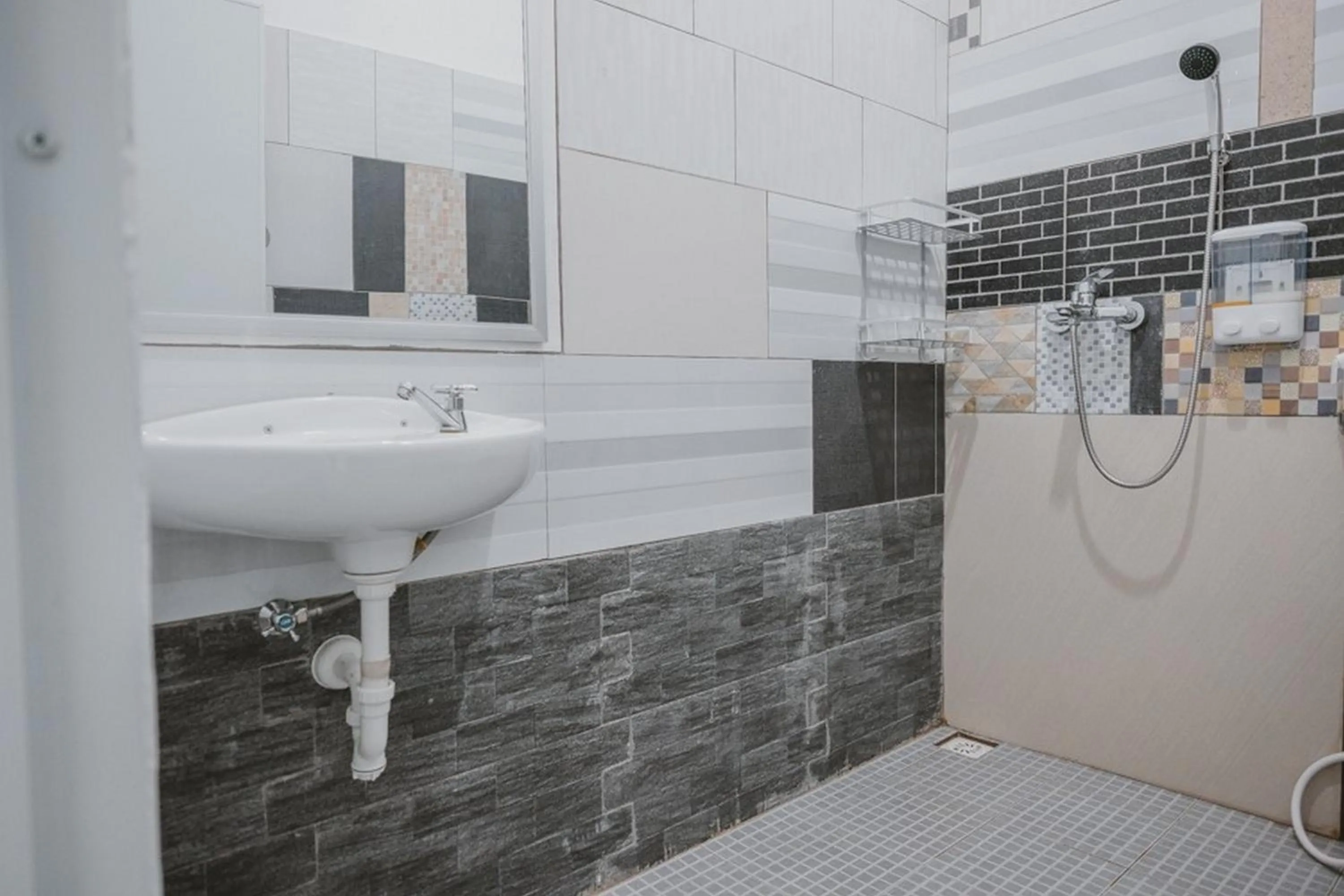 Bathroom in RedDoorz @ Beringin Jambi