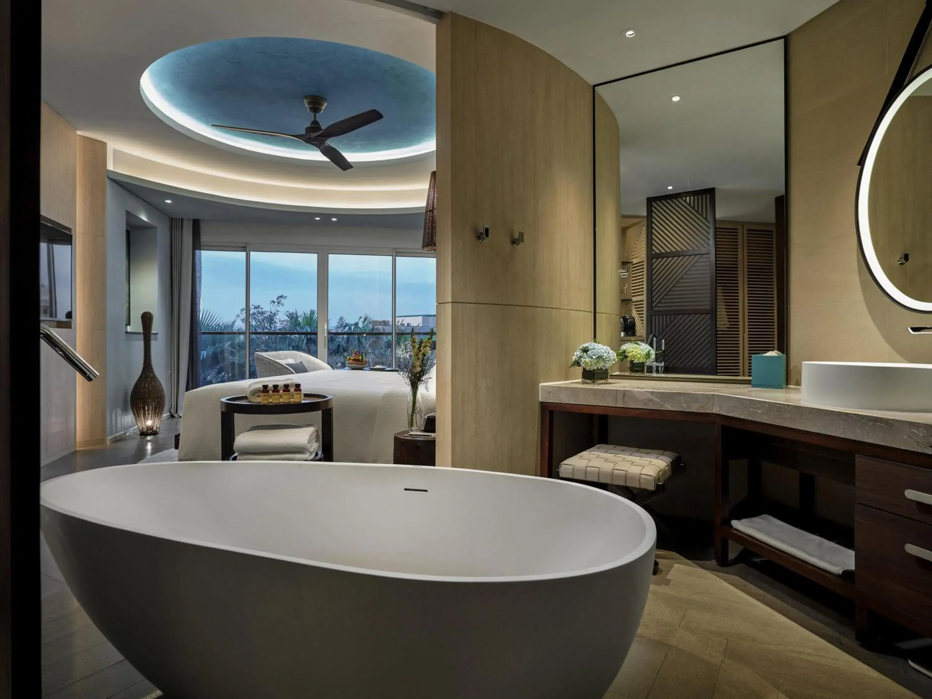 Deluxe King Room with Garden View in Pullman Phu Quoc Beach Resort Deluxe King Room with Garden View in Pullman Phu Quoc Beach Resort