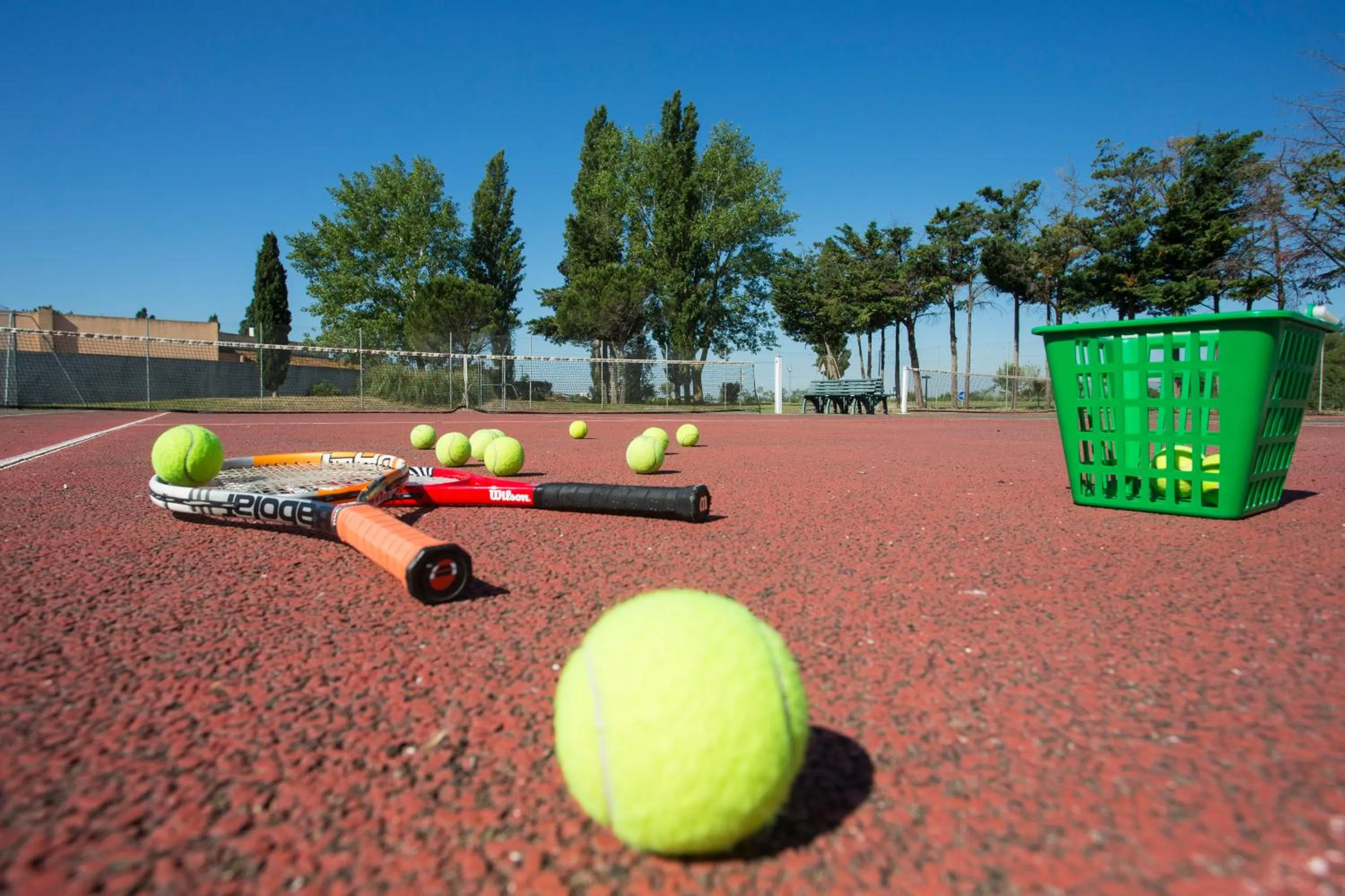Tennis court in SOWELL RESIDENCES Les Mazets