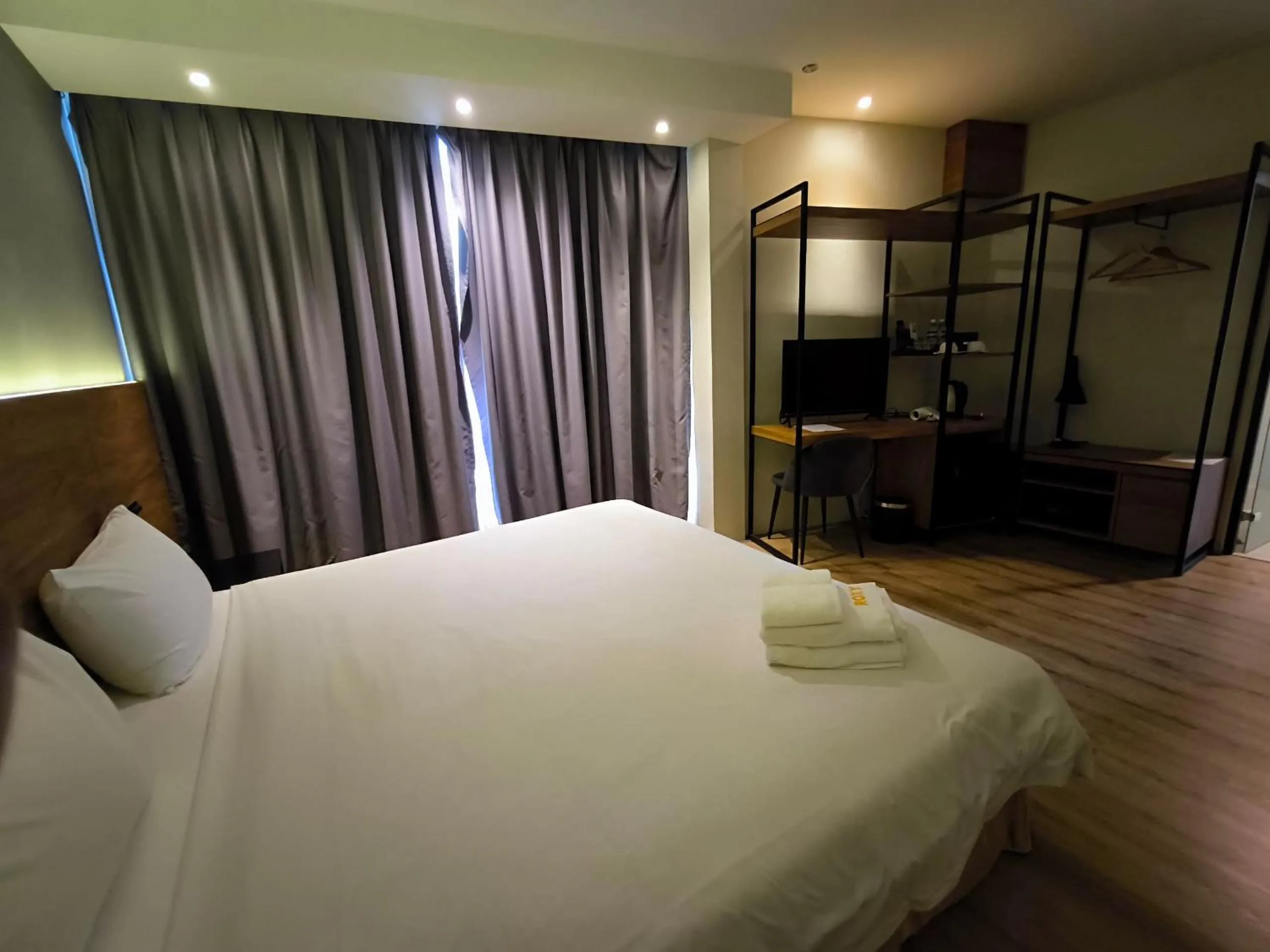 Bedroom, Bed in Roxy Hotel Padungan
