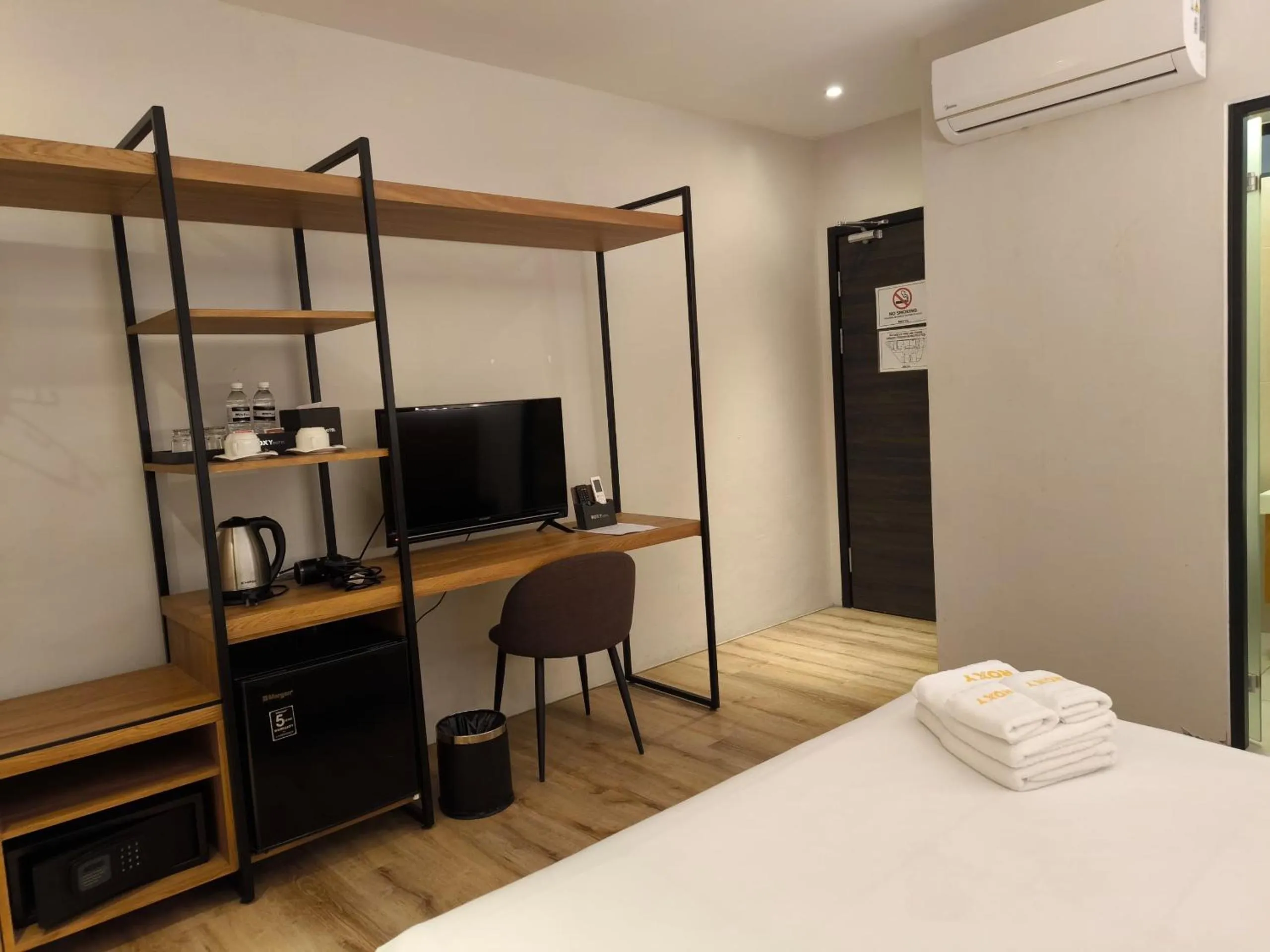 View (from property/room), Bed in Roxy Hotel Padungan