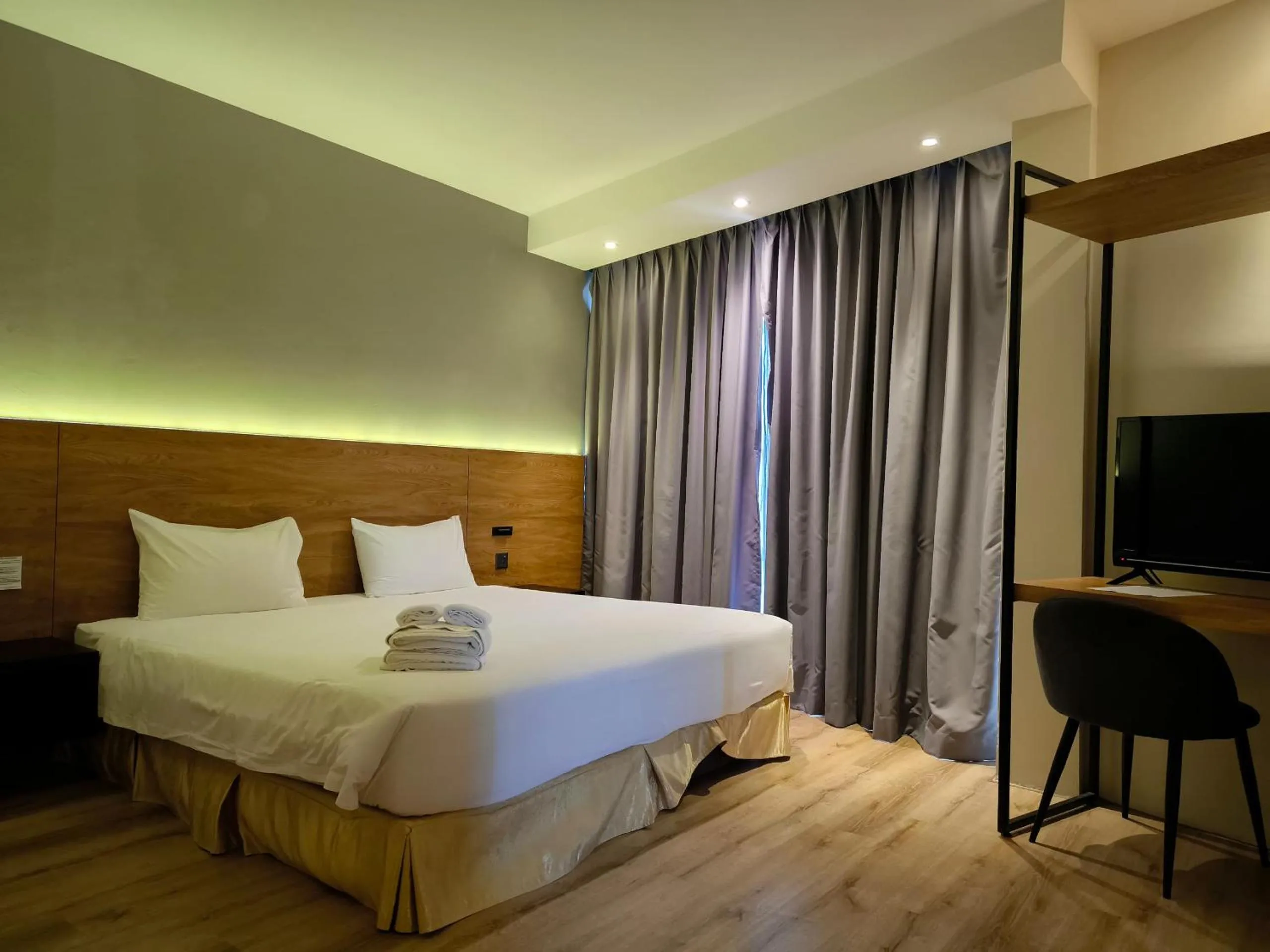 Bedroom, Bed in Roxy Hotel Padungan