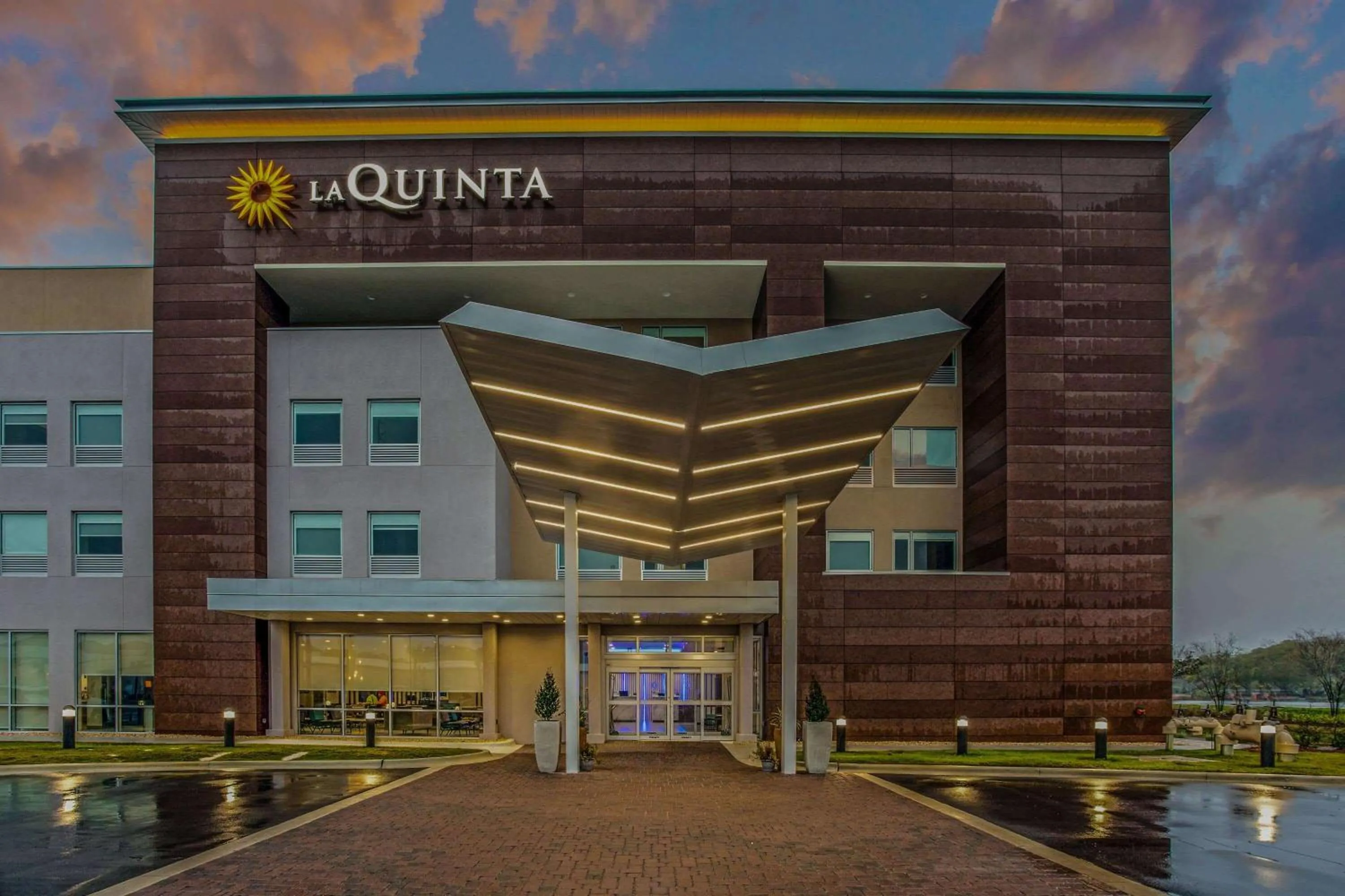 Property building in La Quinta Inn & Suites by Wyndham Miramar Beach-Destin