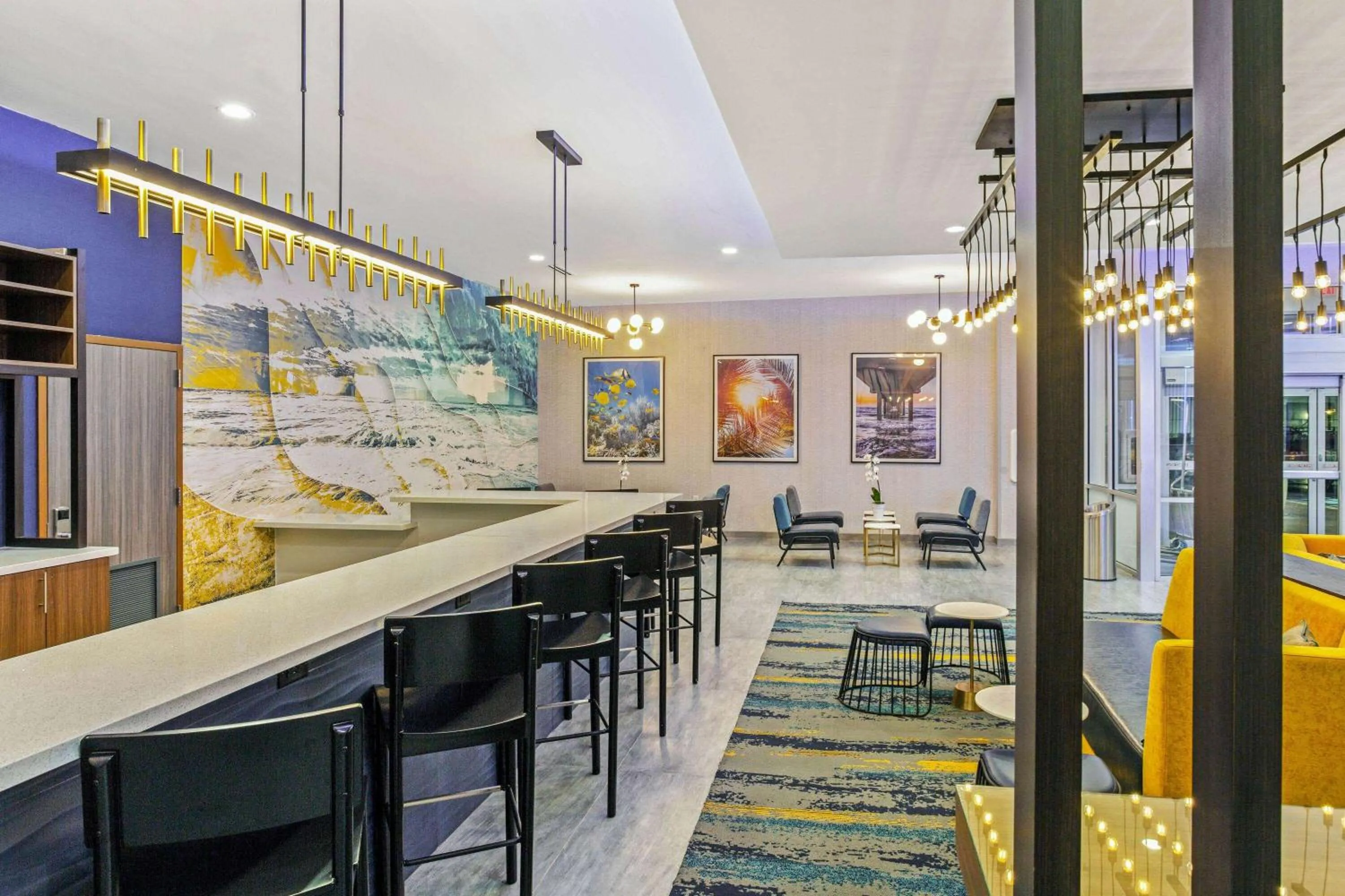 Lounge or bar in La Quinta Inn & Suites by Wyndham Miramar Beach-Destin