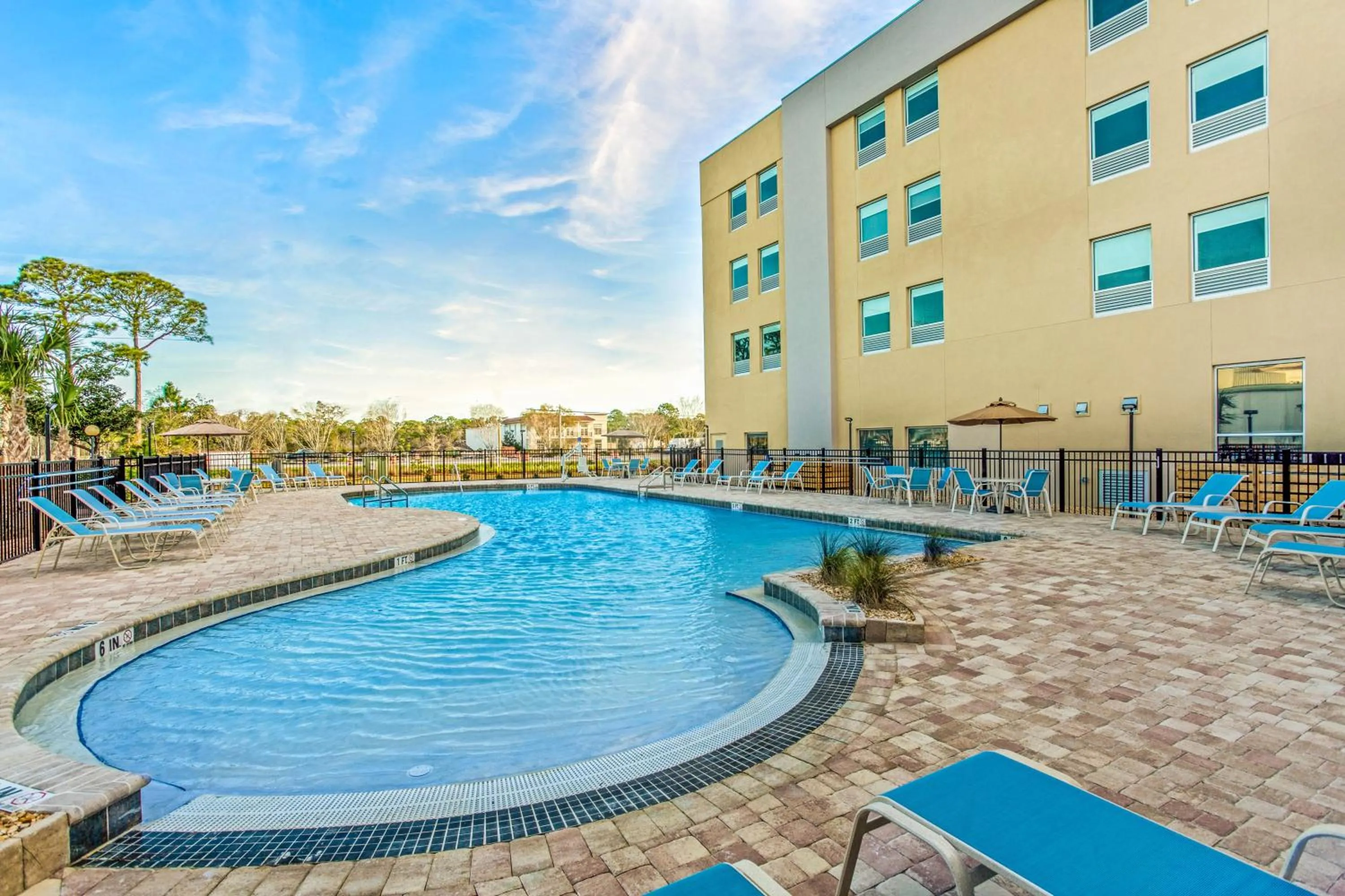 Swimming pool in La Quinta Inn & Suites by Wyndham Miramar Beach-Destin
