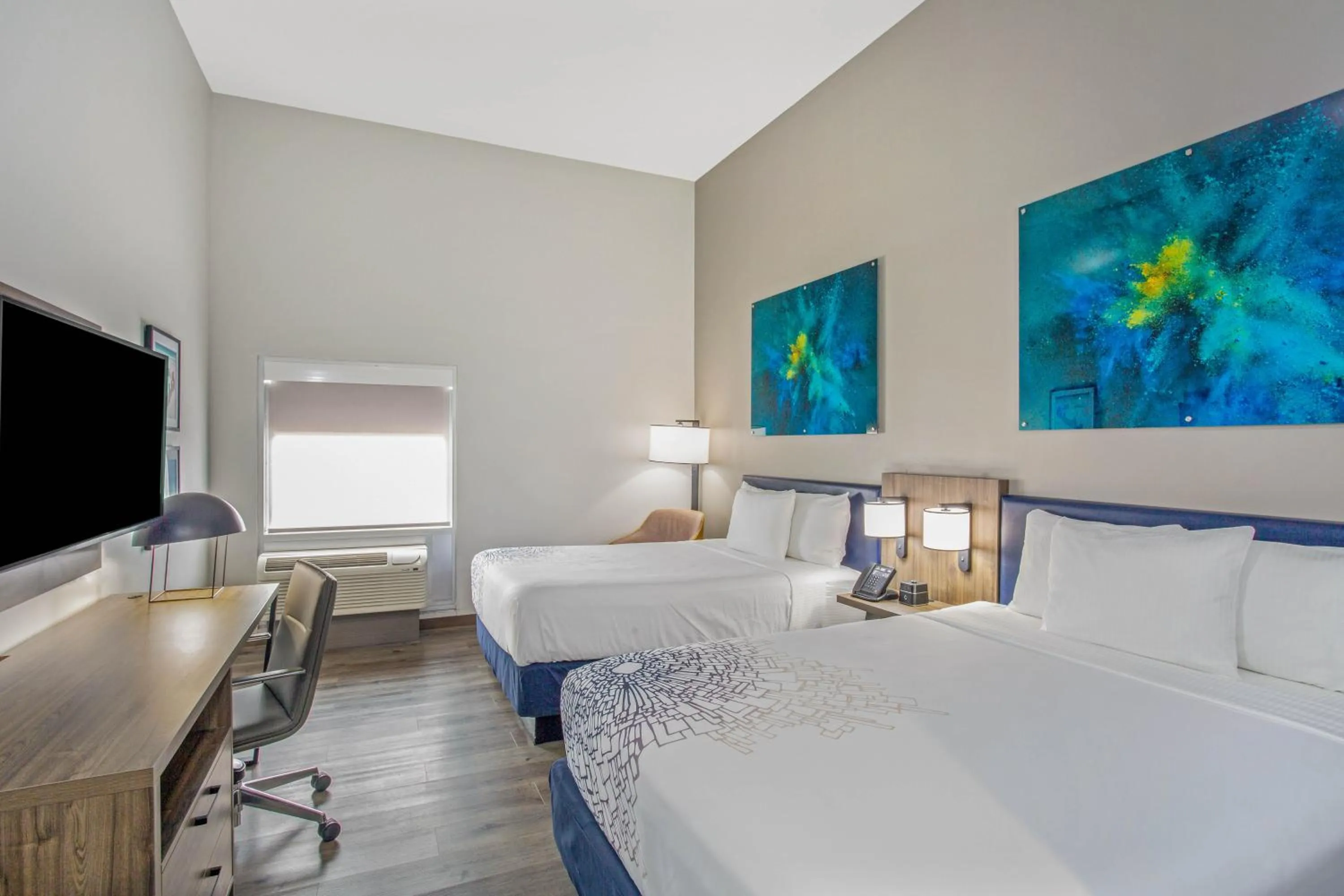 Photo of the whole room, Bed in La Quinta Inn & Suites by Wyndham Miramar Beach-Destin