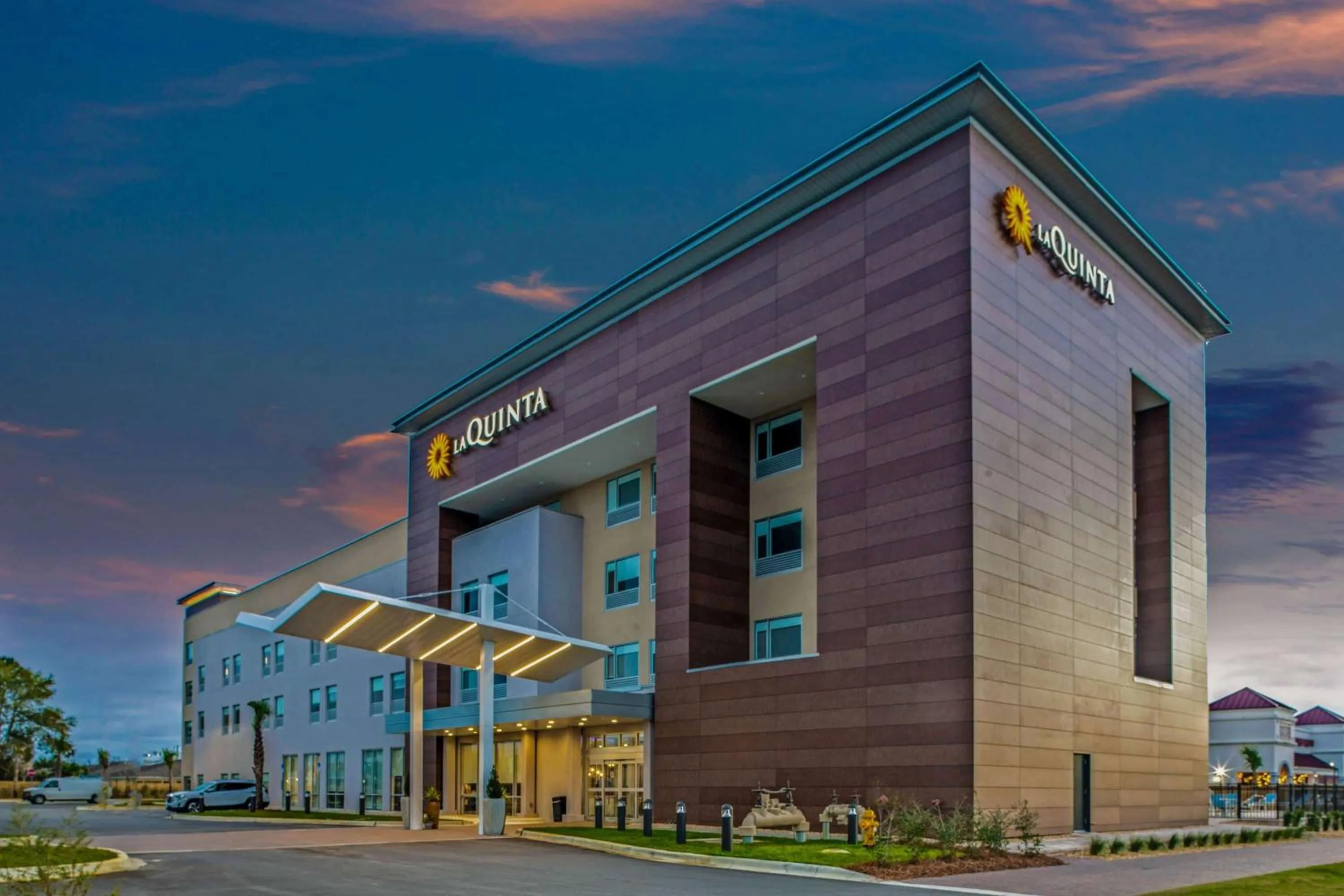 Property building in La Quinta Inn & Suites by Wyndham Miramar Beach-Destin