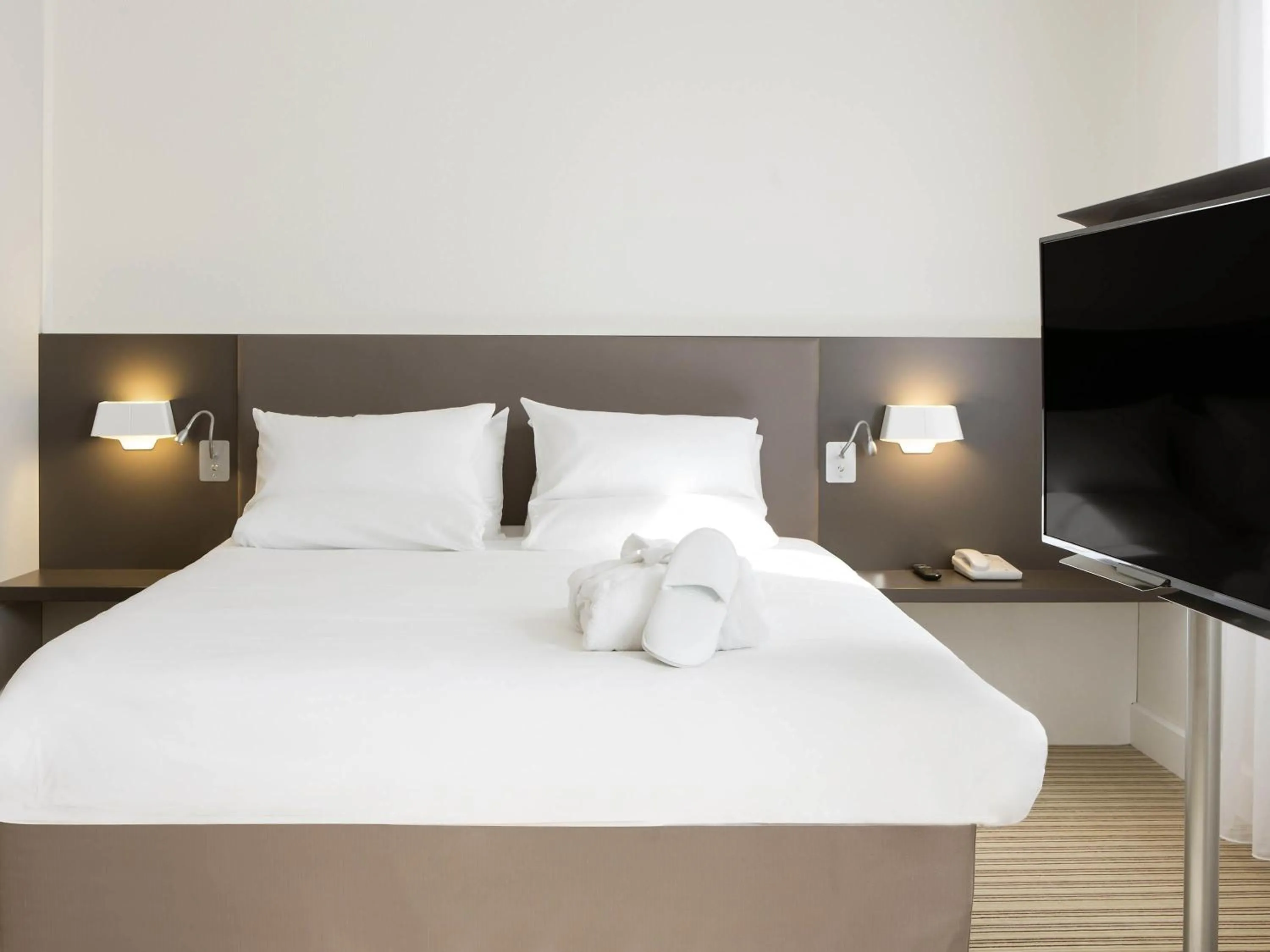 Bedroom, Bed in Novotel Suites Lille Europe