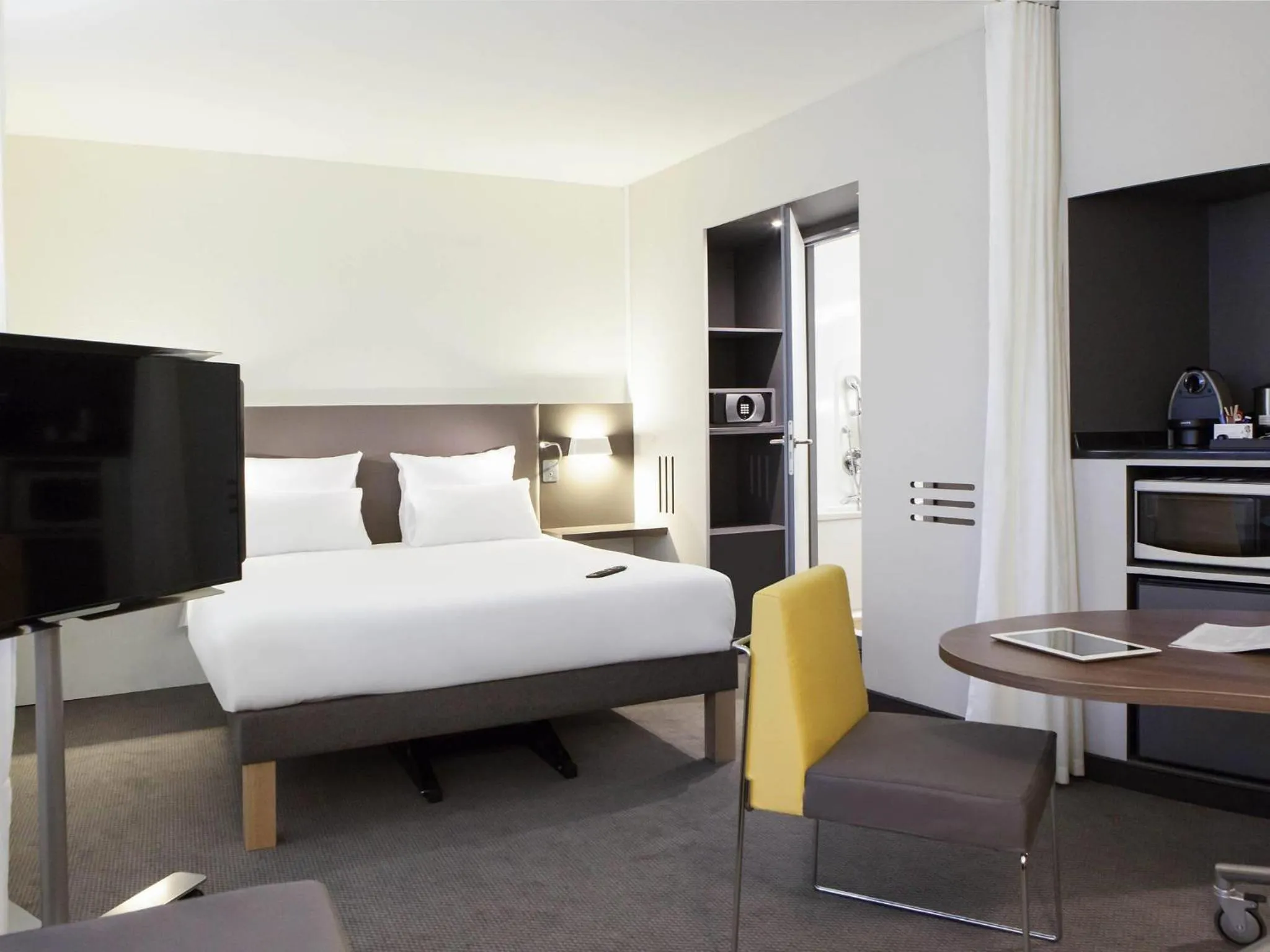 Bedroom, Bed in Novotel Suites Lille Europe