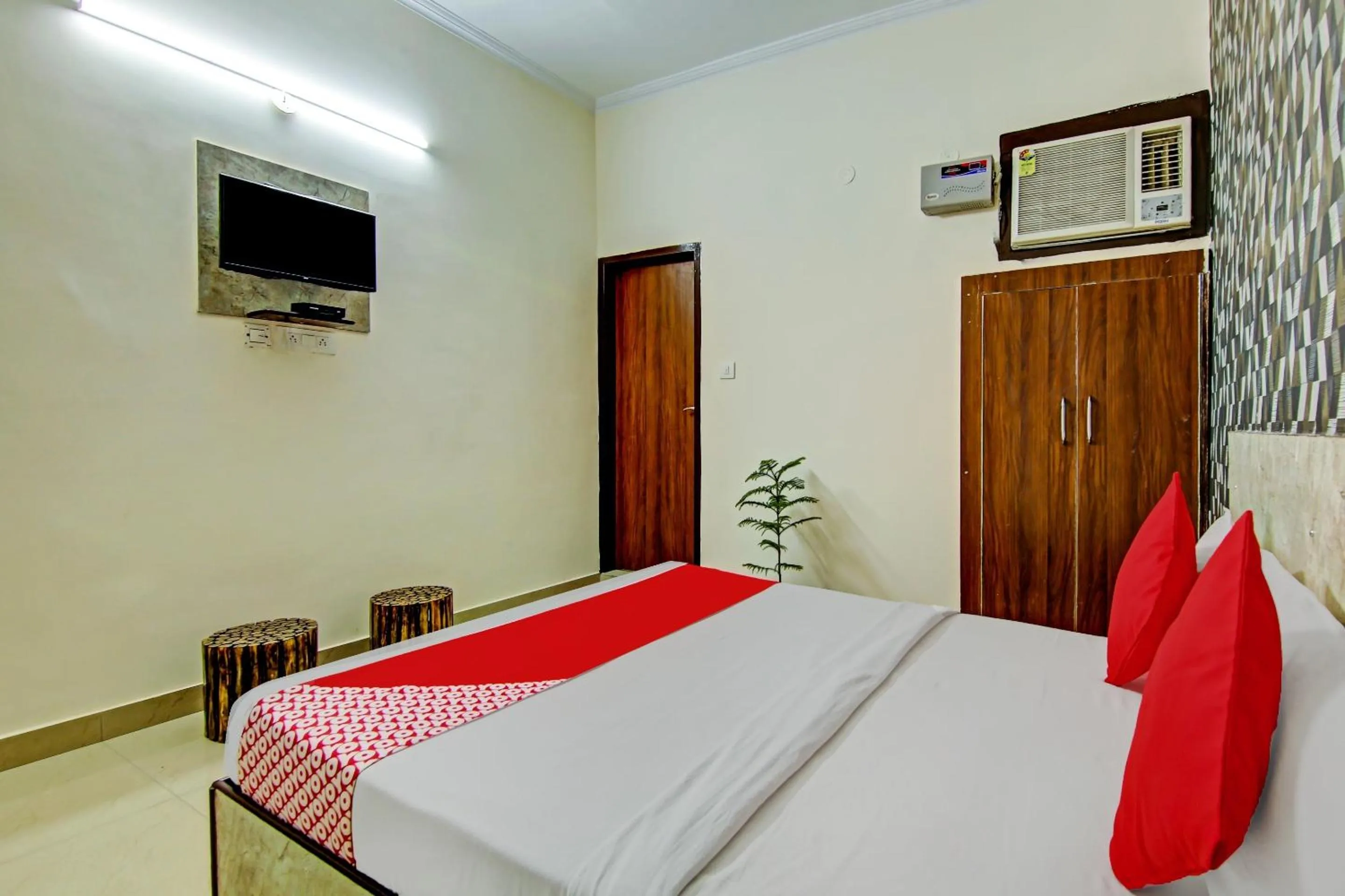 Facade/entrance, Bed in Hotel O SKY INN