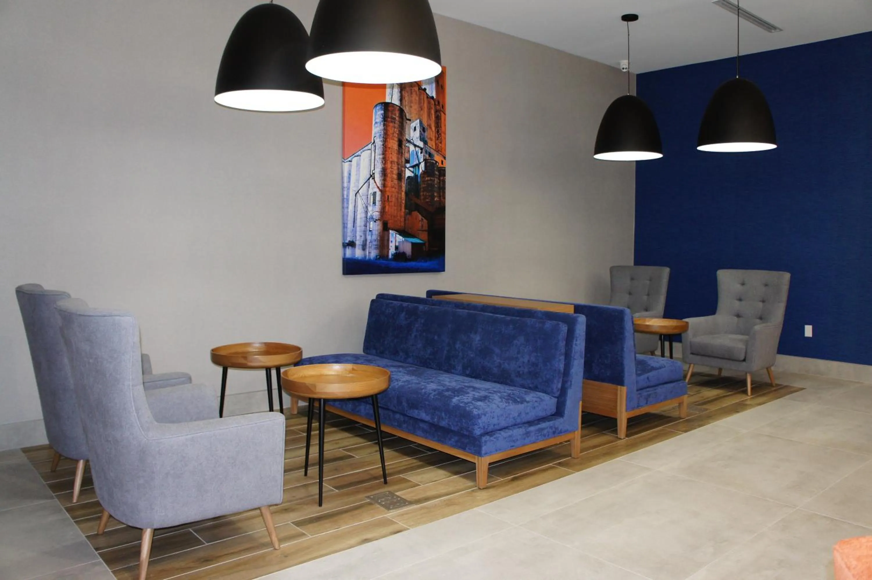 Seating area in La Quinta Inn & Suites Katy-Mills by Wyndham Katy