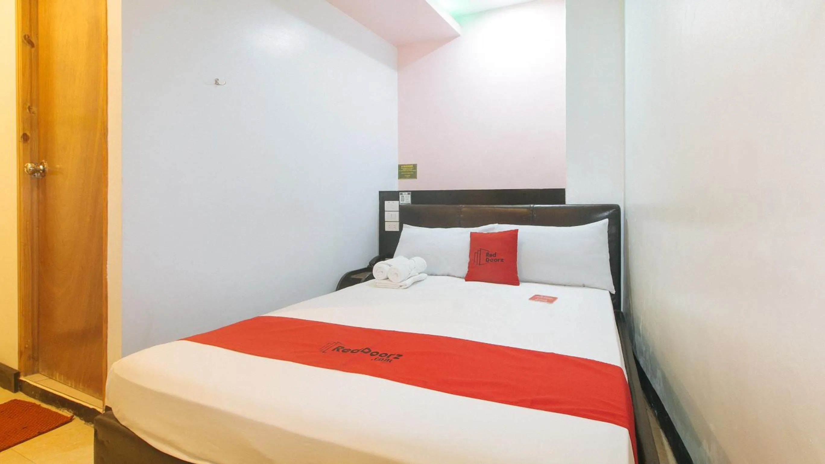 Bed in RedDoorz at Ranchotel Alabang