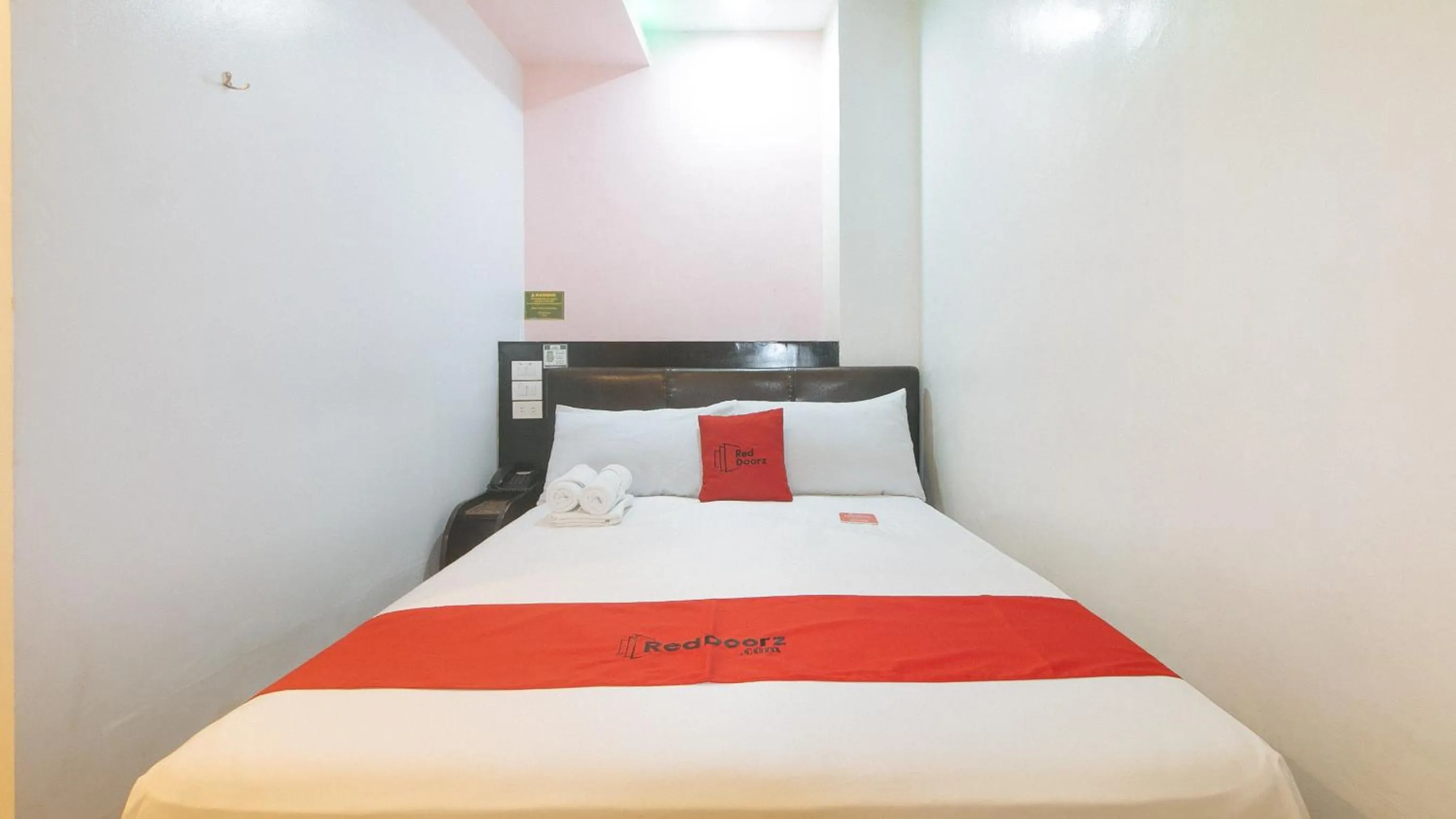 Bed in RedDoorz at Ranchotel Alabang