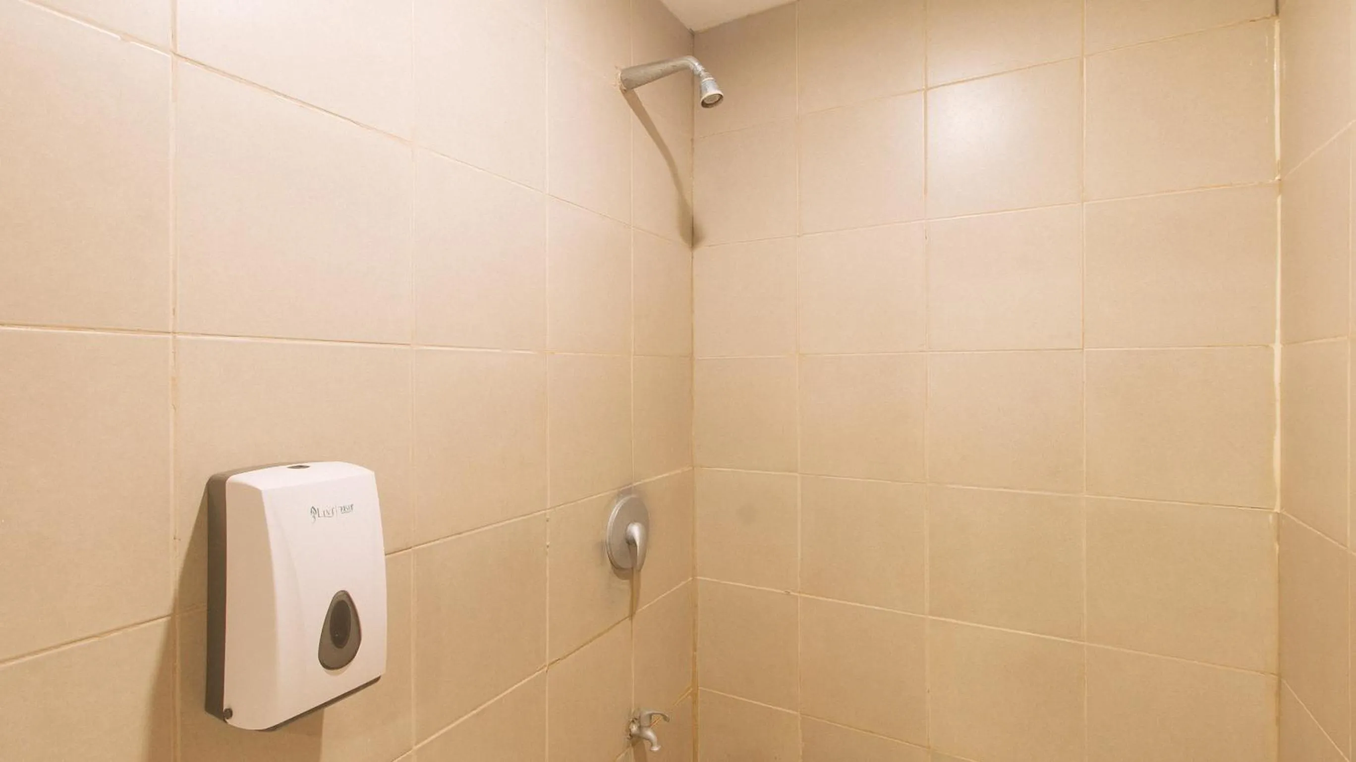 Shower in RedDoorz at Ranchotel Alabang