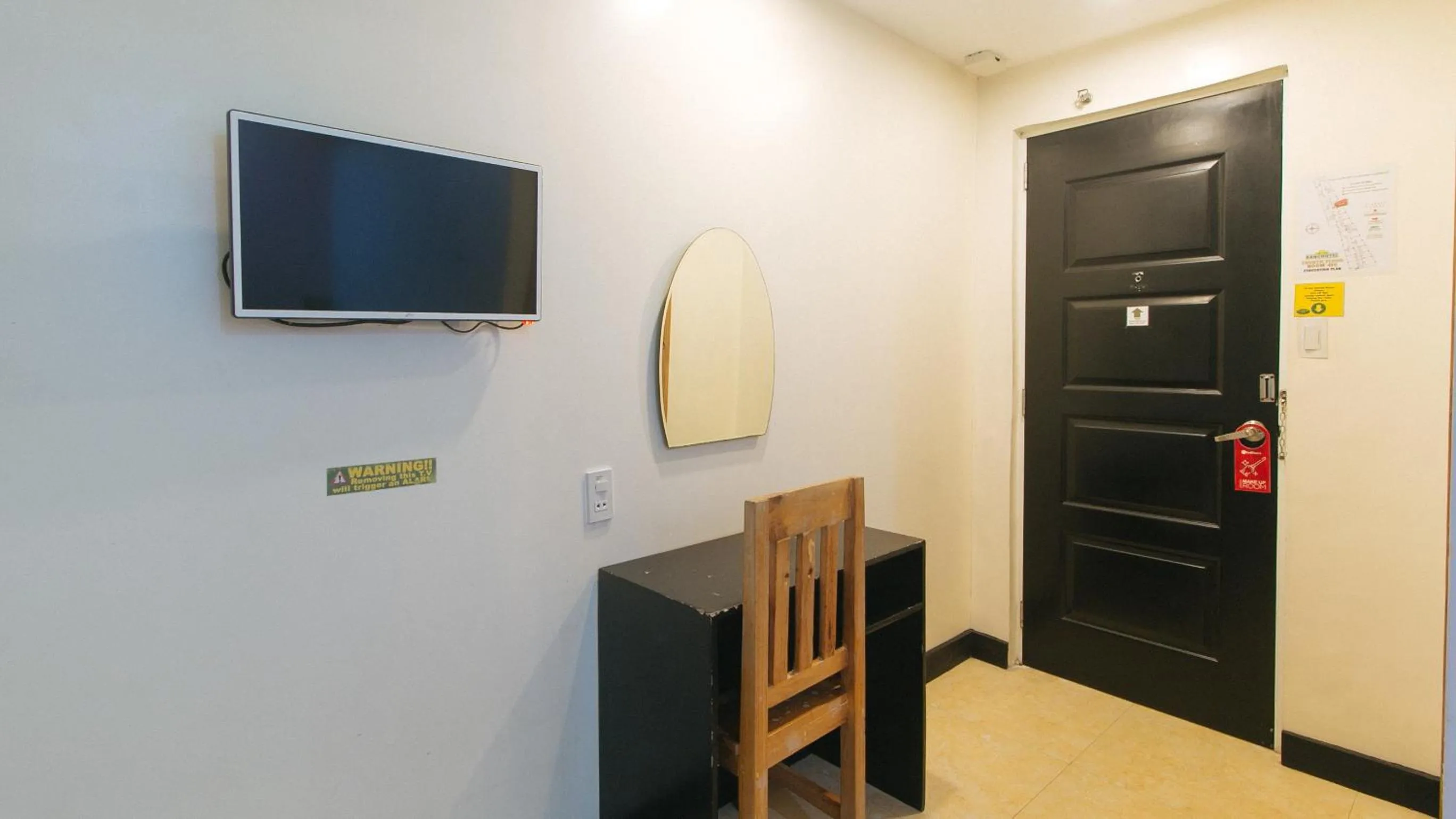 TV and multimedia in RedDoorz at Ranchotel Alabang