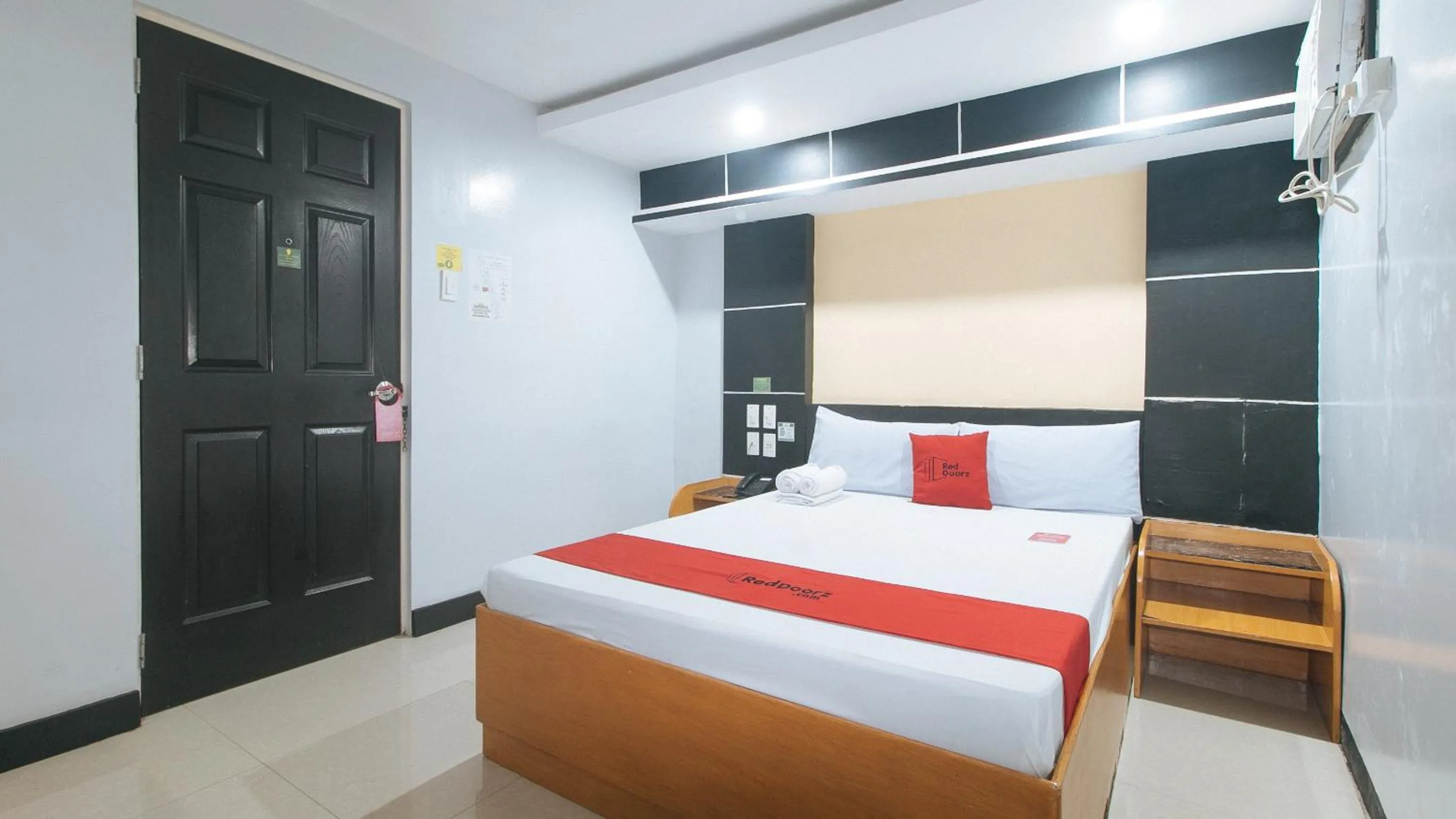 Bed in RedDoorz at Ranchotel Alabang