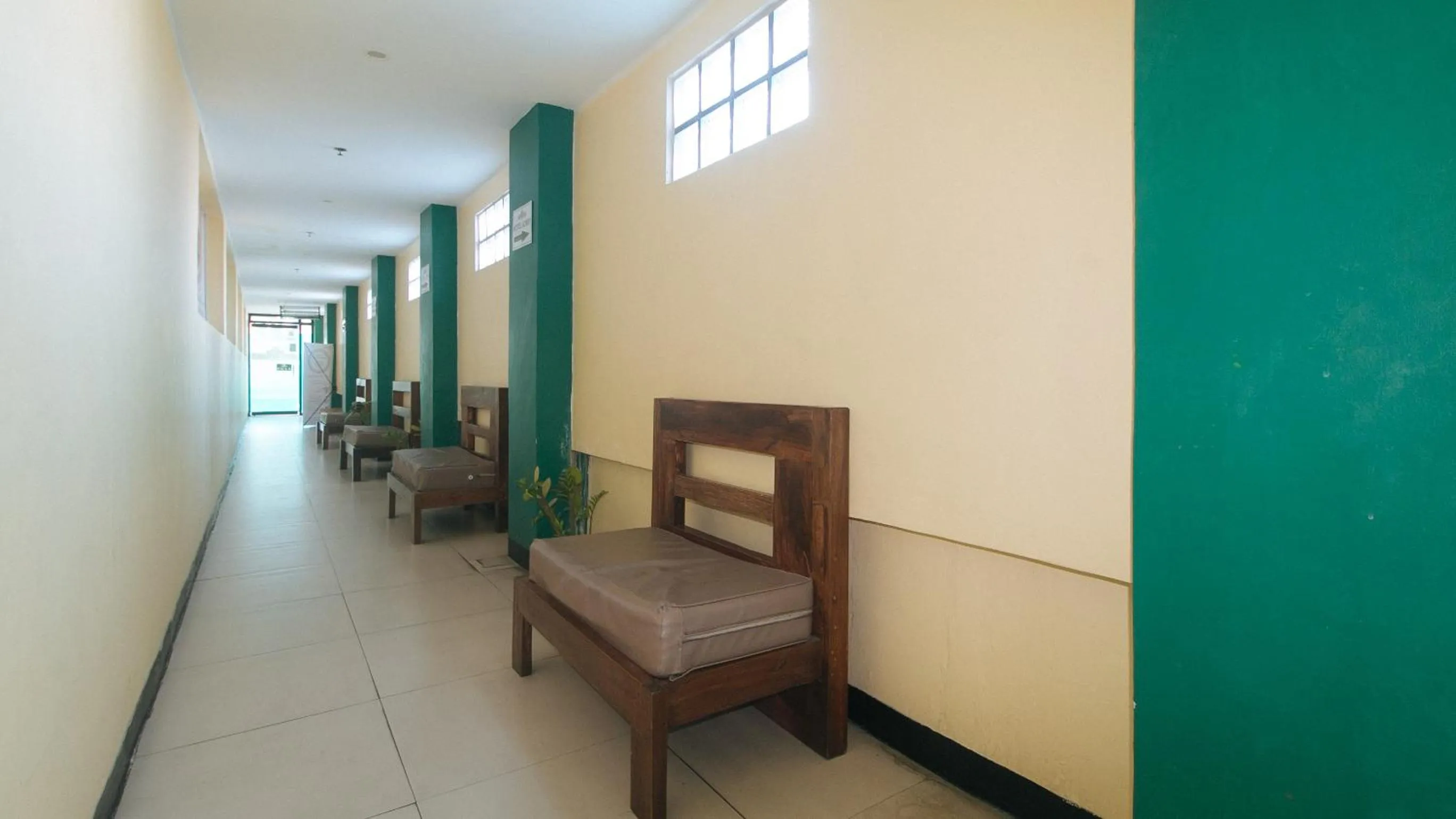 Seating area in RedDoorz at Ranchotel Alabang