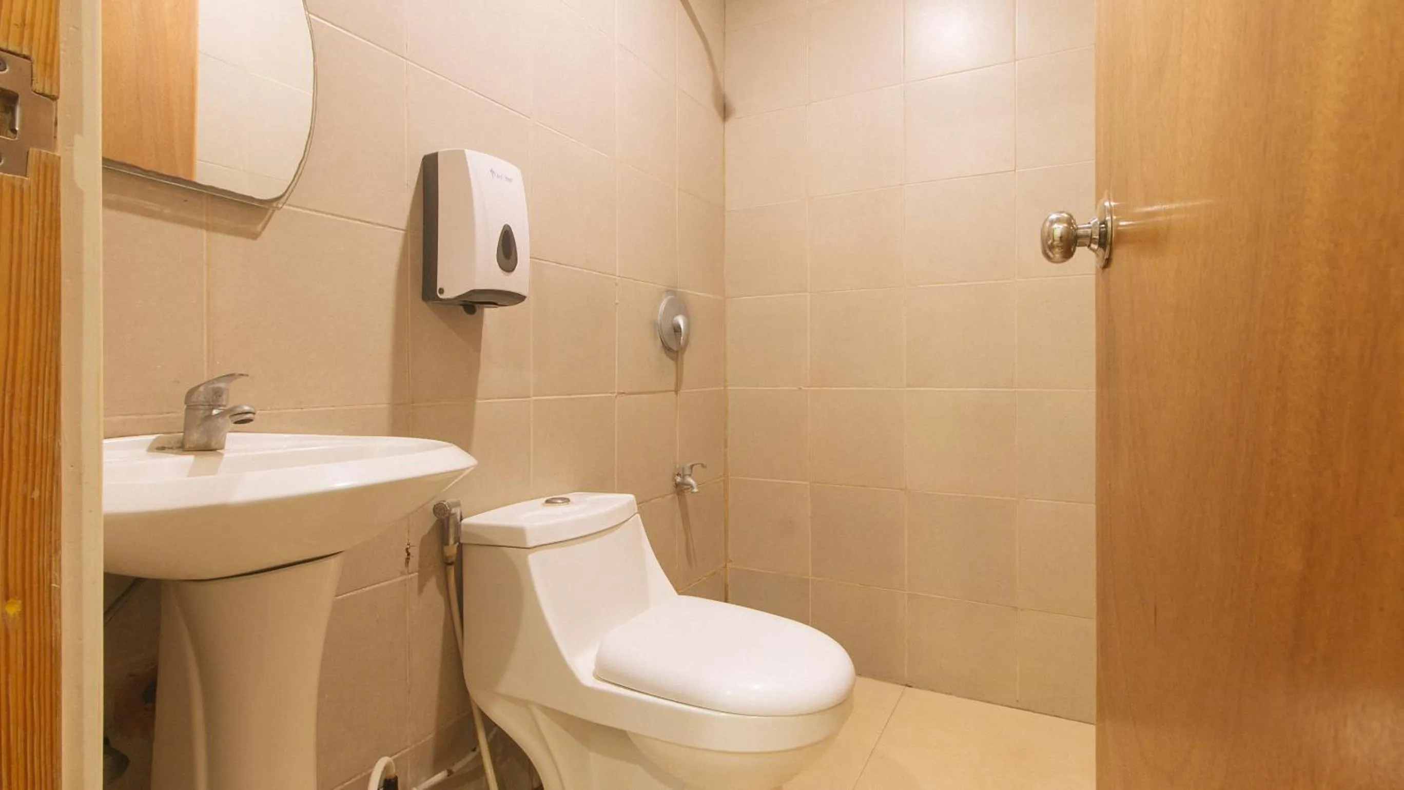 Shower in RedDoorz at Ranchotel Alabang