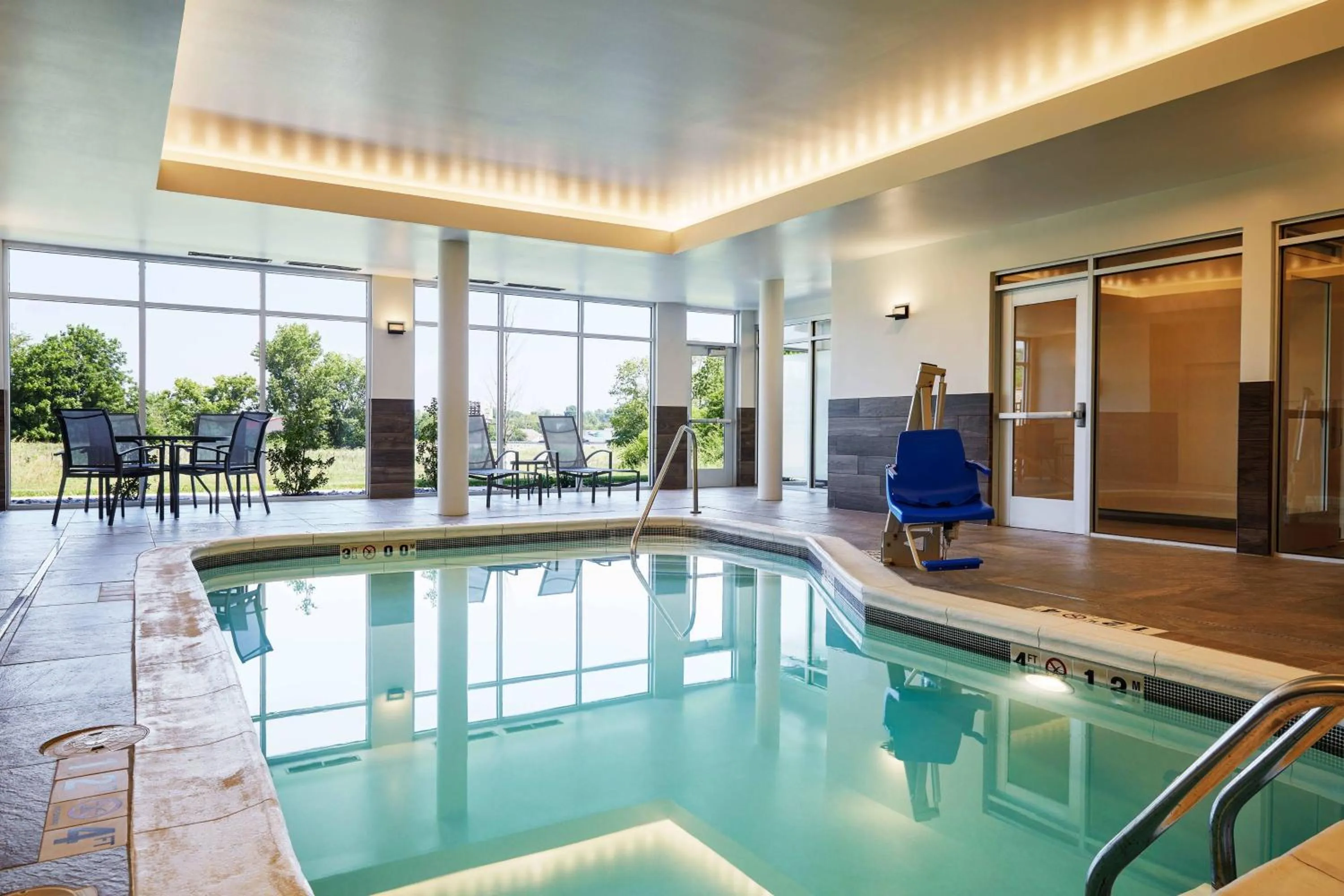 Swimming pool in Fairfield Inn & Suites by Marriott Kansas City Belton