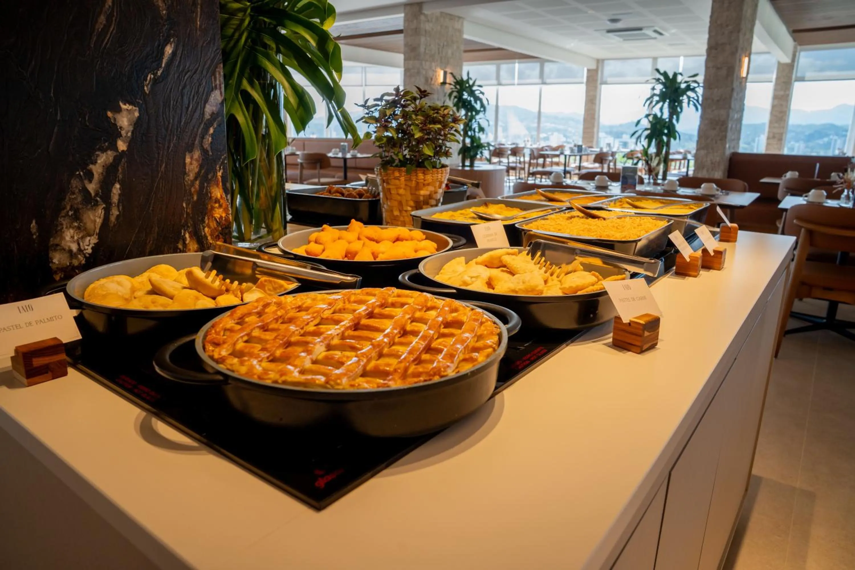 Restaurant/places to eat in Monthez Hotel & Eventos