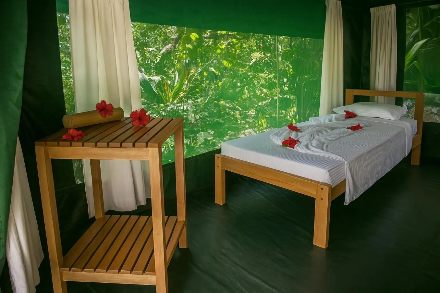 Bed in La Leona Eco Lodge