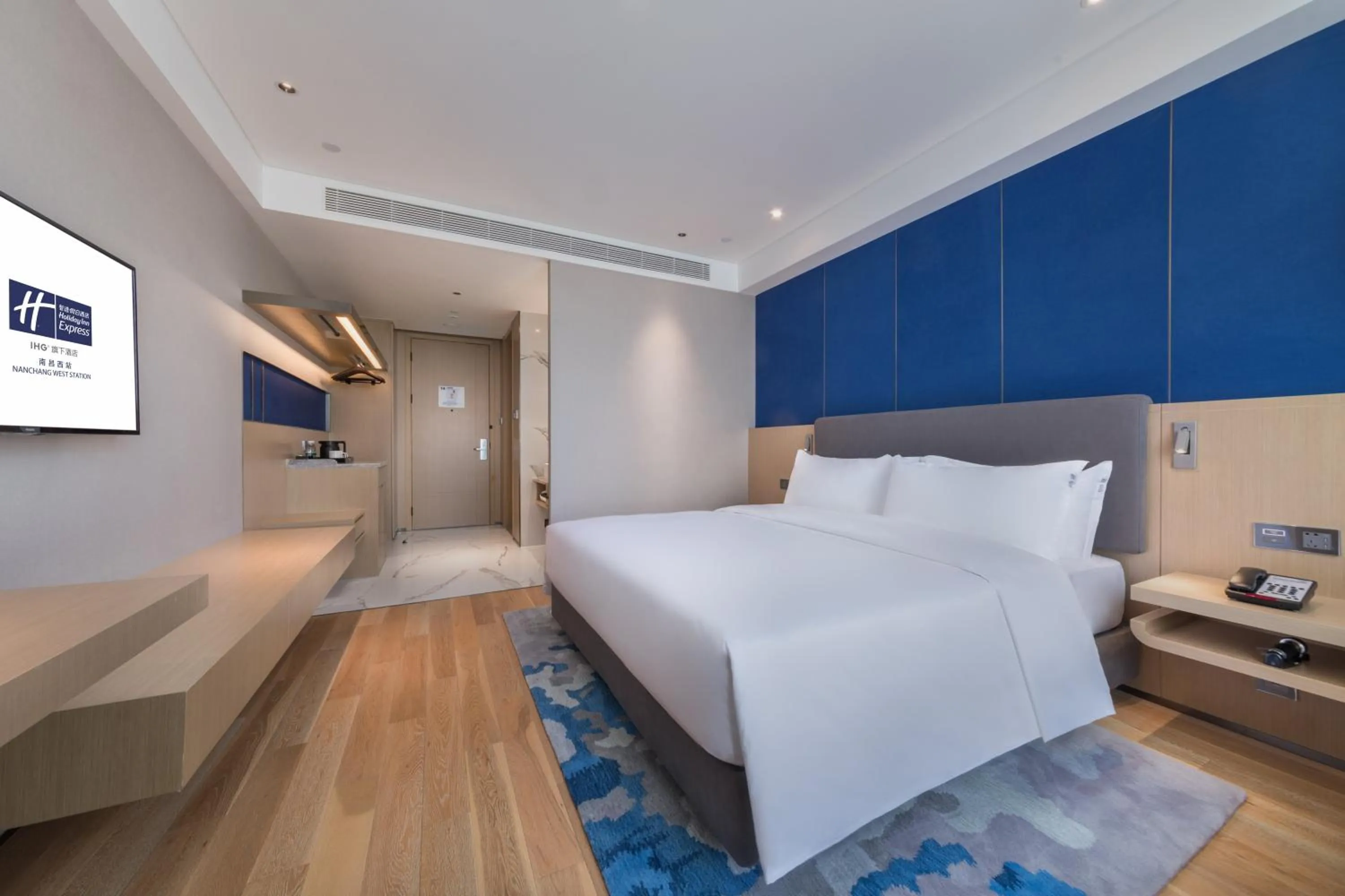 Photo of the whole room, Bed in Holiday Inn Express Nanchang West Station by IHG