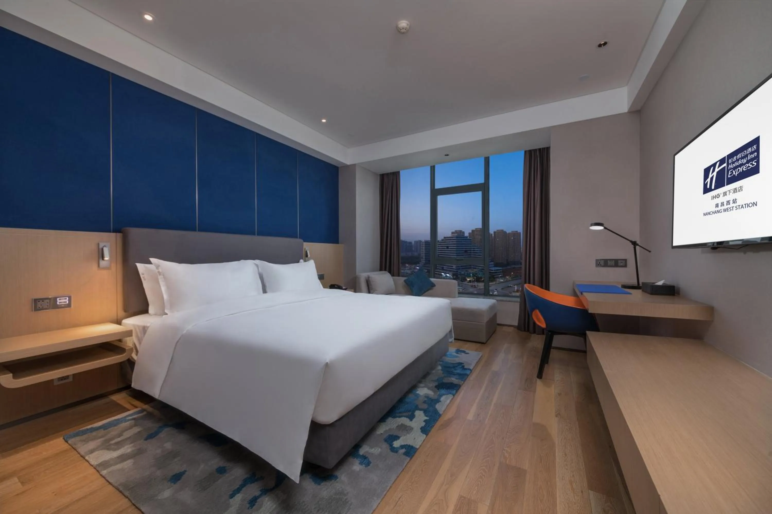 Photo of the whole room, Bed in Holiday Inn Express Nanchang West Station by IHG