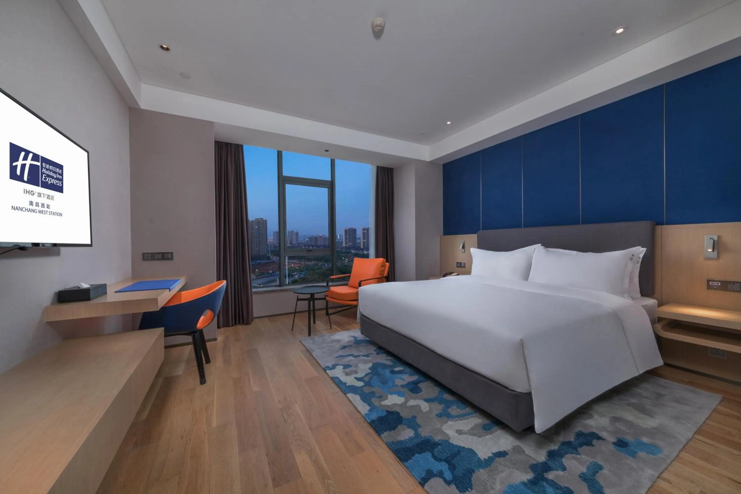 Photo of the whole room, Bed in Holiday Inn Express Nanchang West Station by IHG
