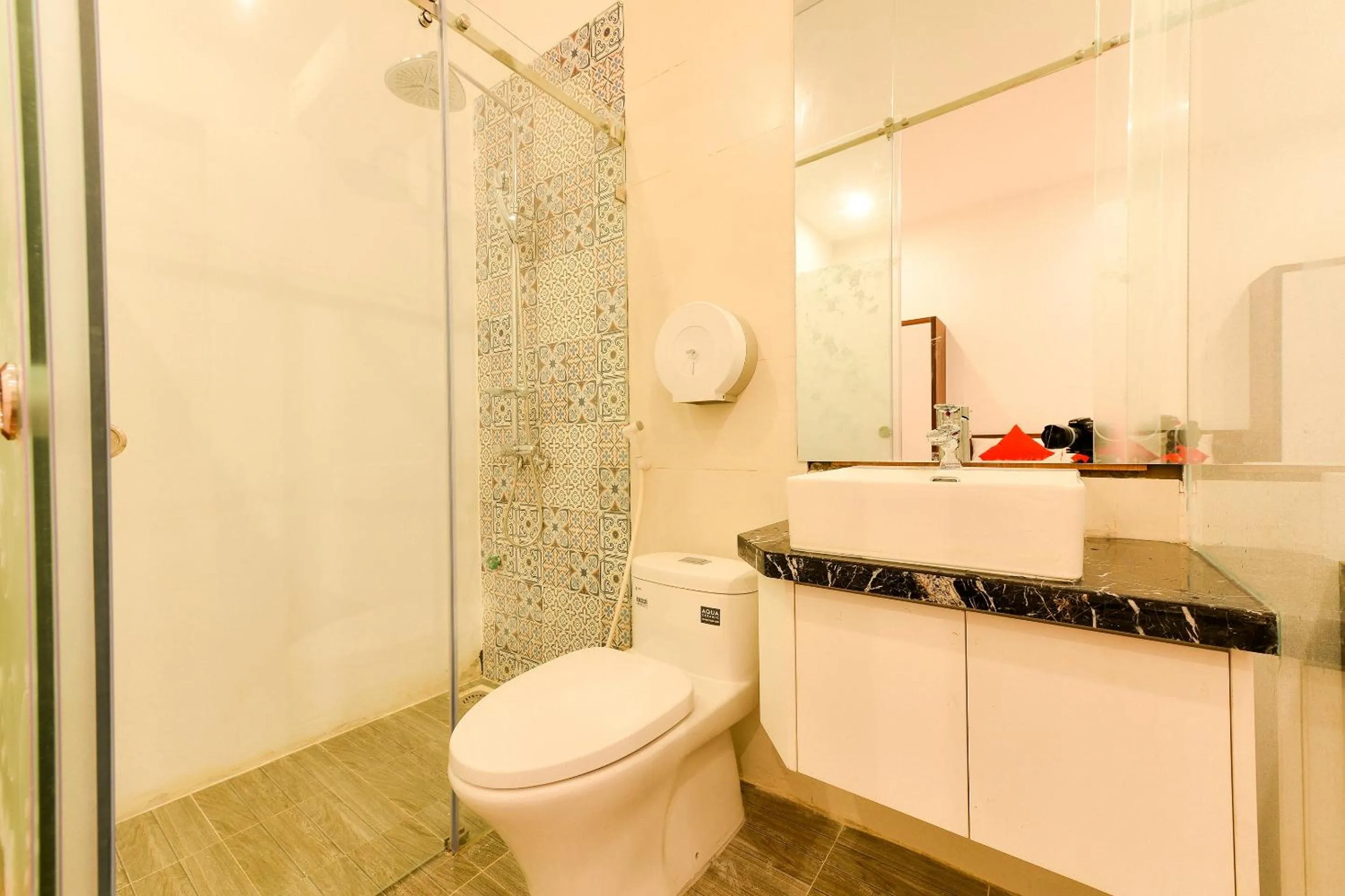 Bathroom in OYO 317 Kim Cuong Hotel 2