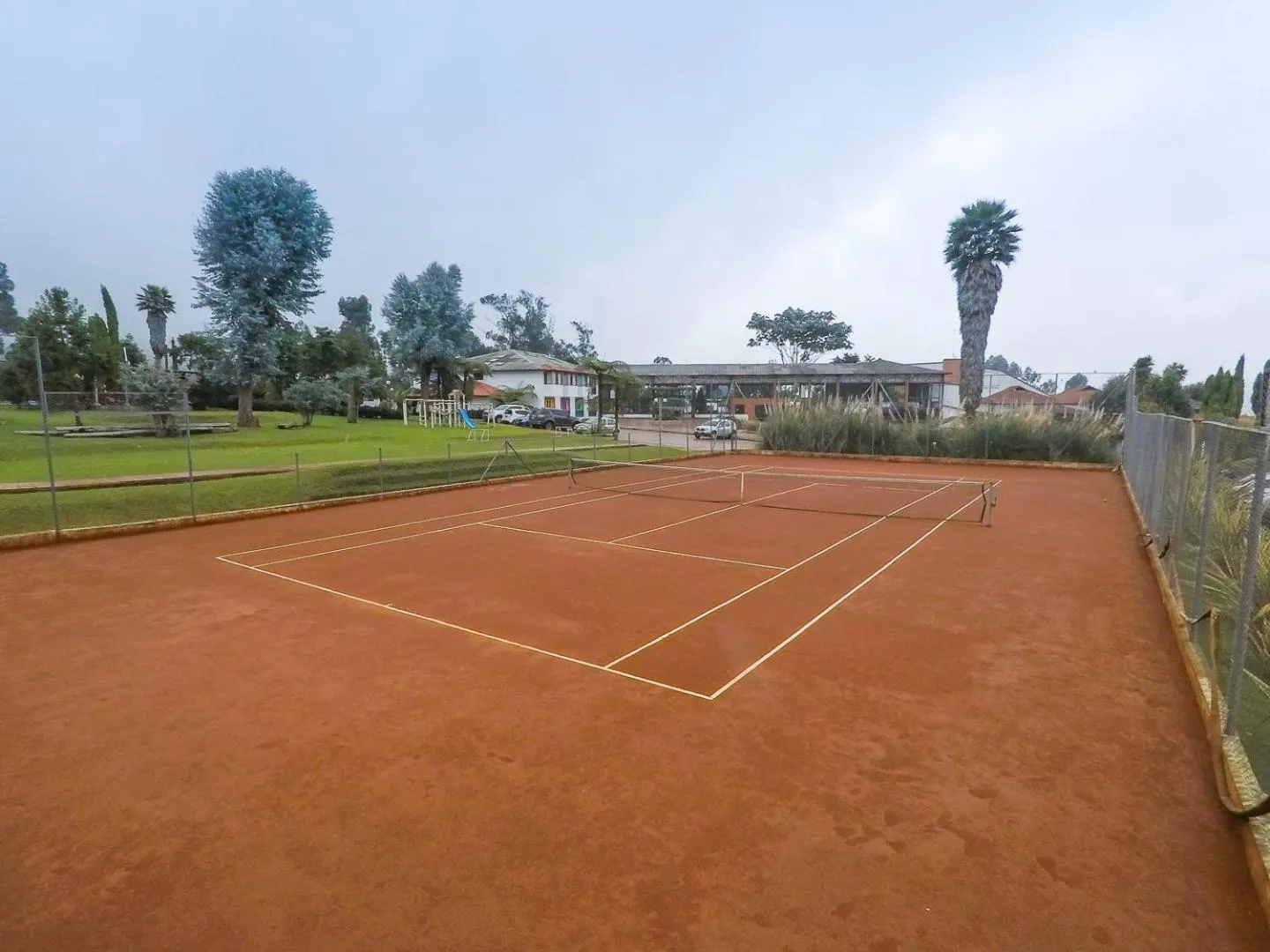 Tennis court in Termales El Otoño