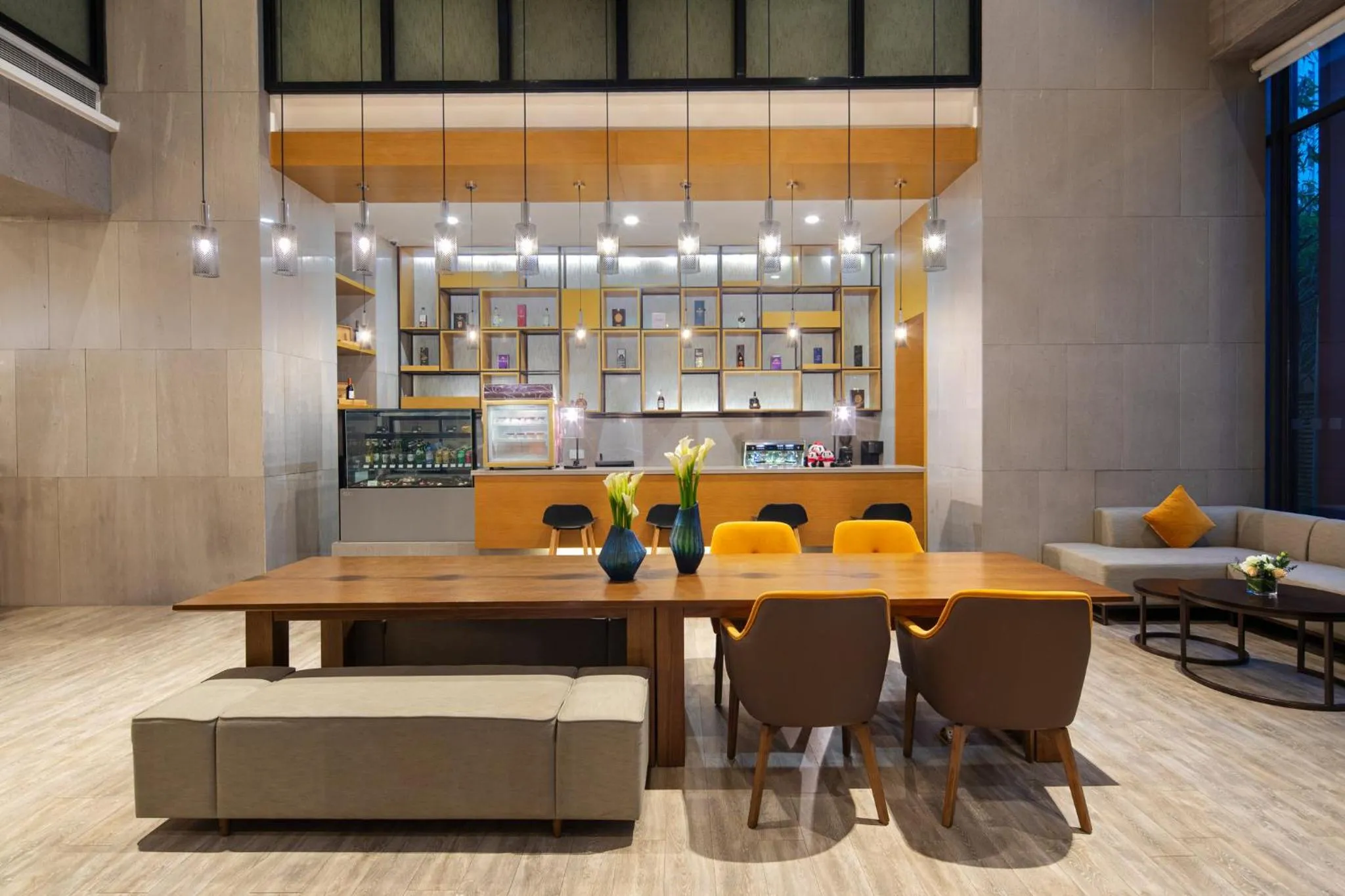 Lounge or bar in Holiday Inn Chengdu Airport by IHG - Free Shuttle to Shuangliu International Airport