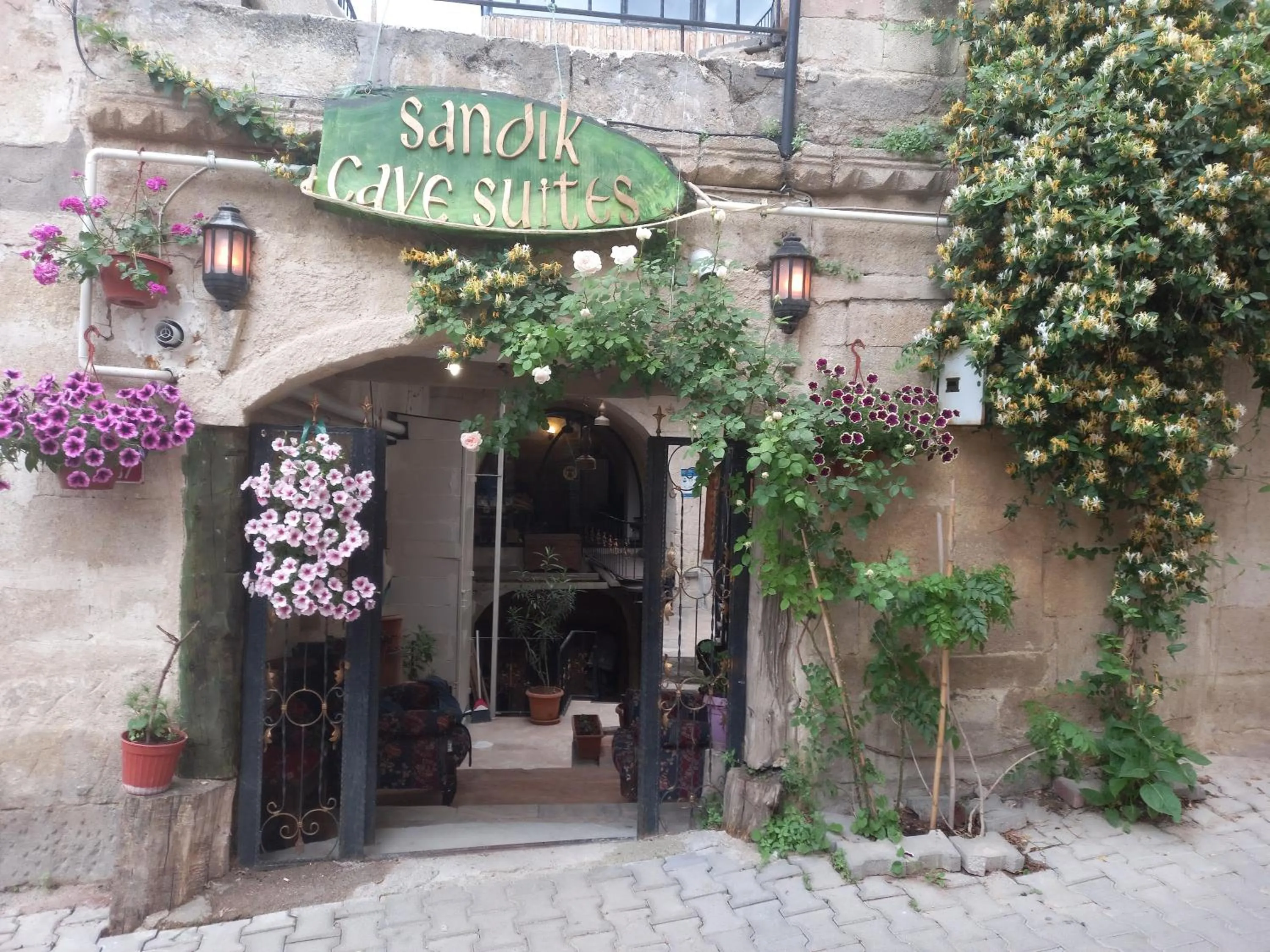 Property building in Sandık cave house