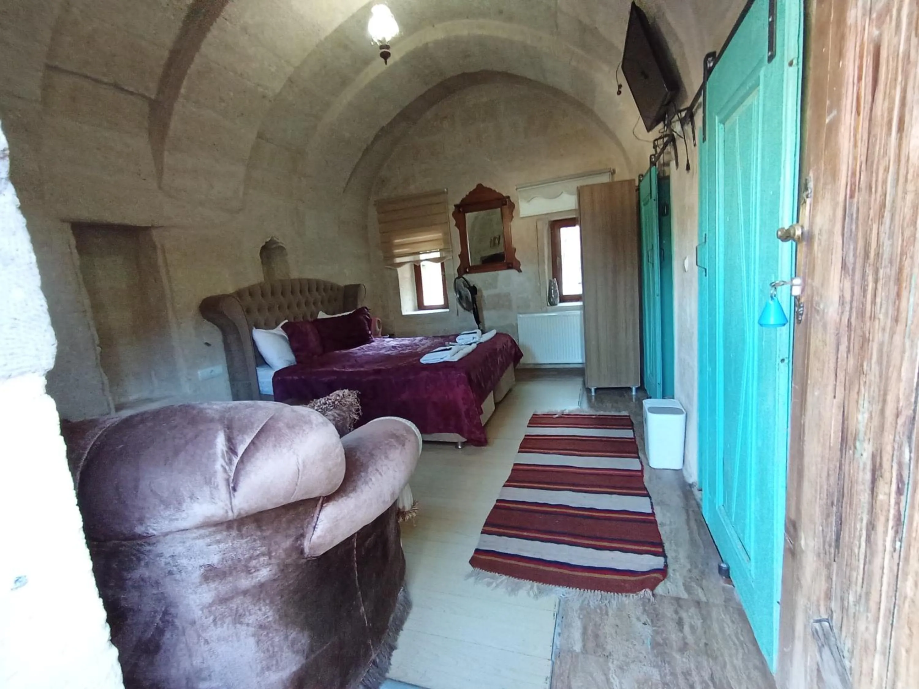 Photo of the whole room, Bed in Sandık cave house
