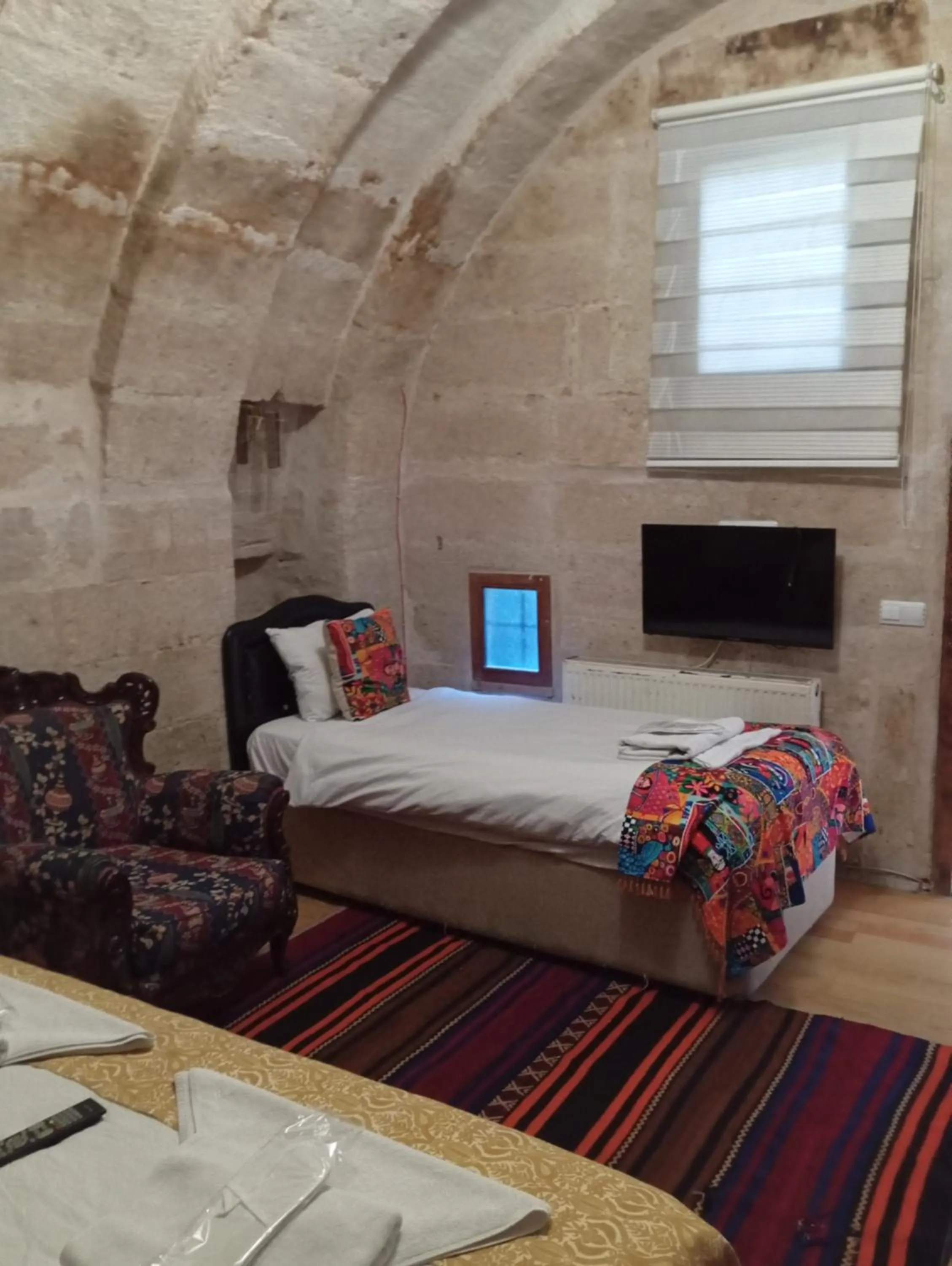 Photo of the whole room, Bed in Sandık cave house