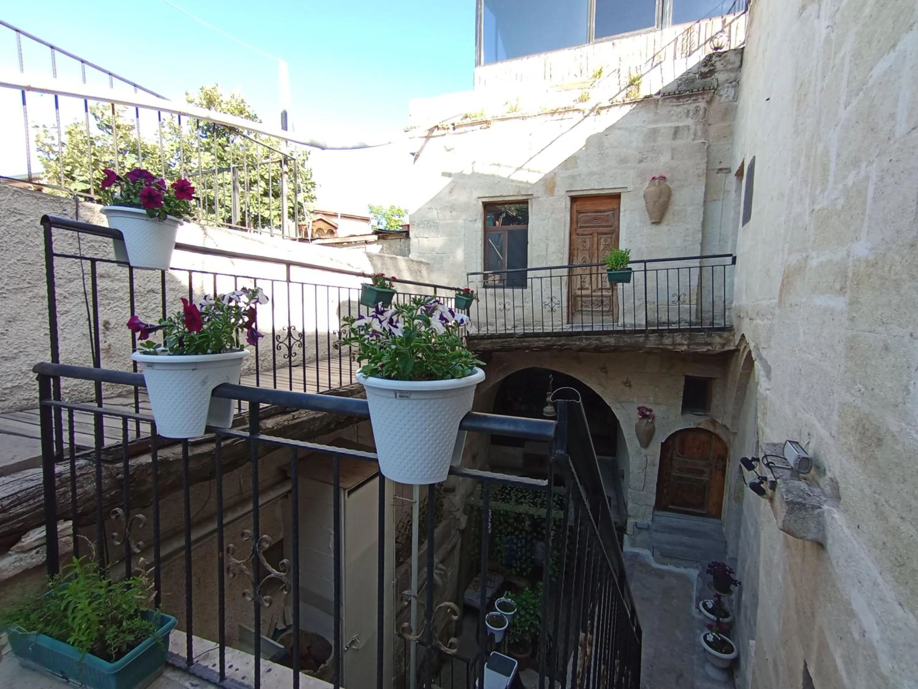 Property building in Sandık cave house