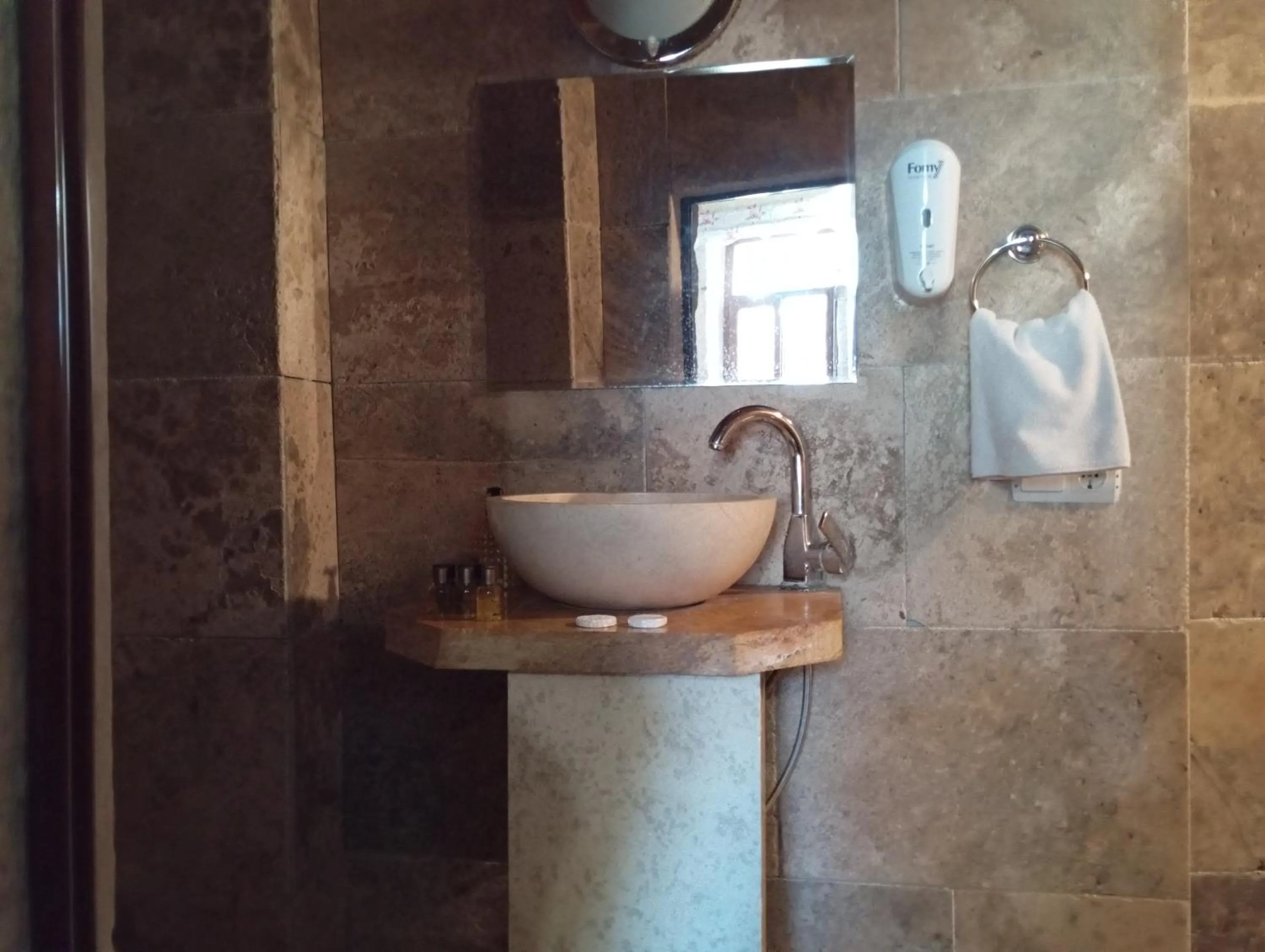 Bathroom in Sandık cave house