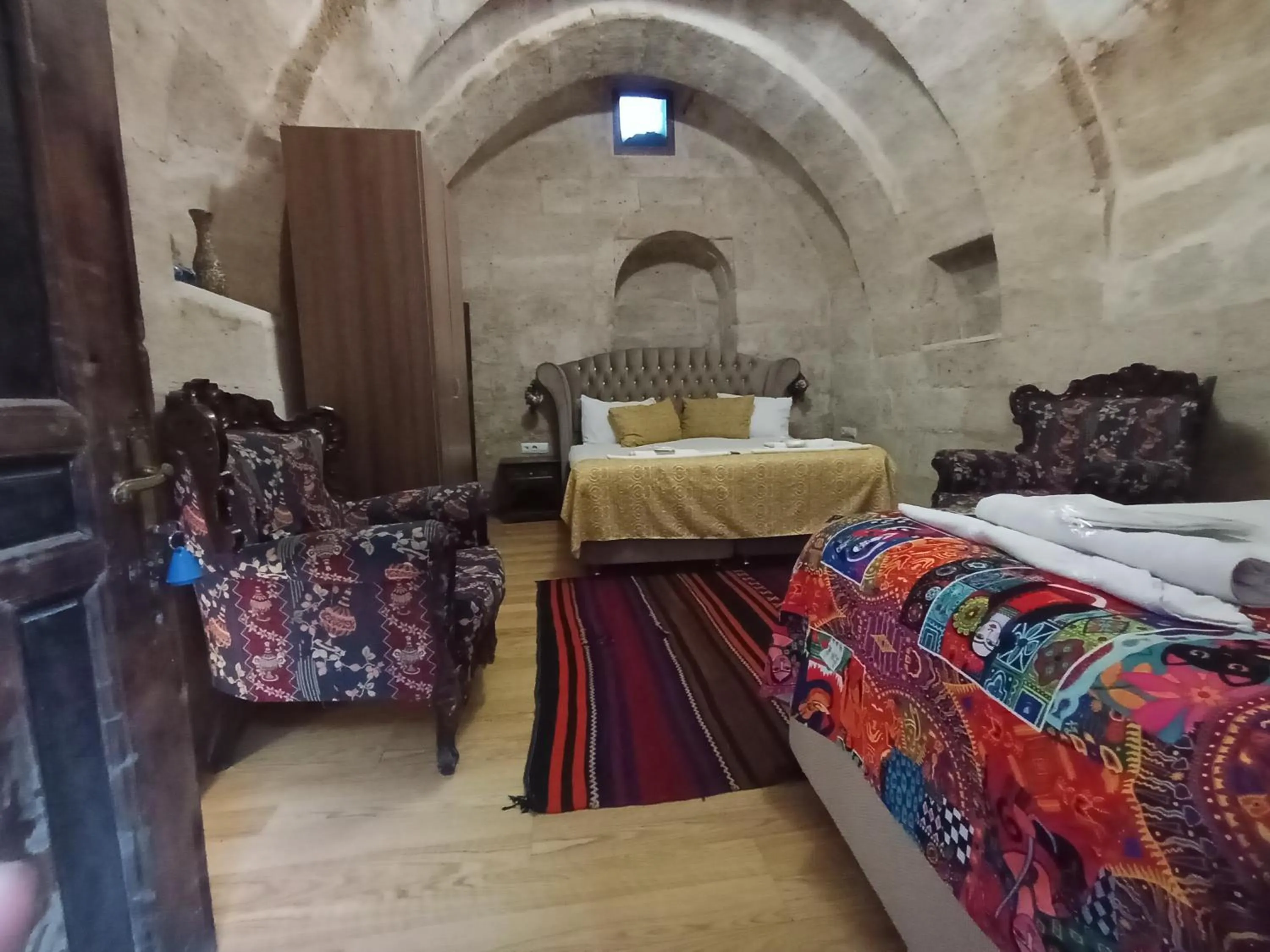 Photo of the whole room, Bed in Sandık cave house