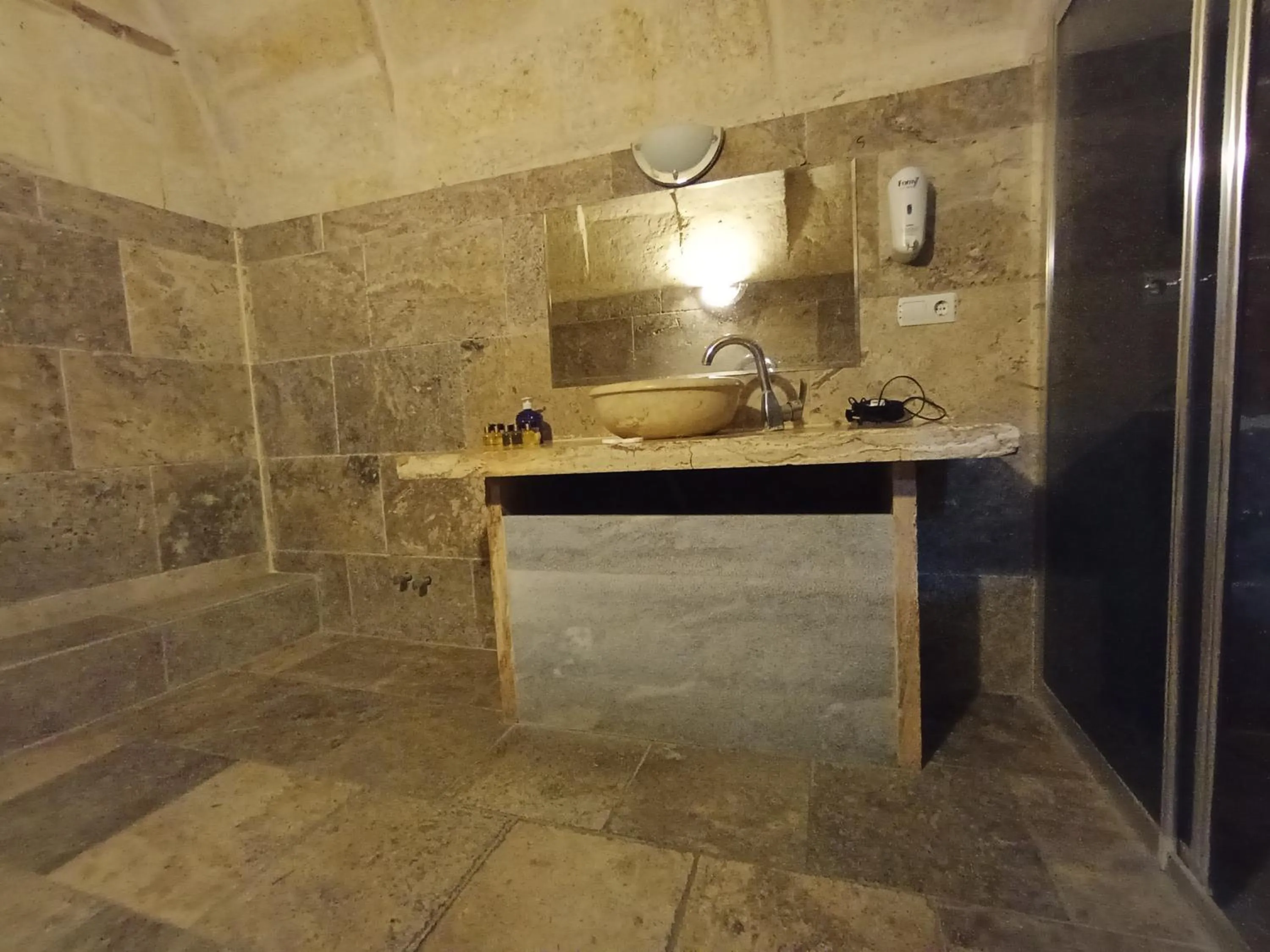 Bathroom in Sandık cave house