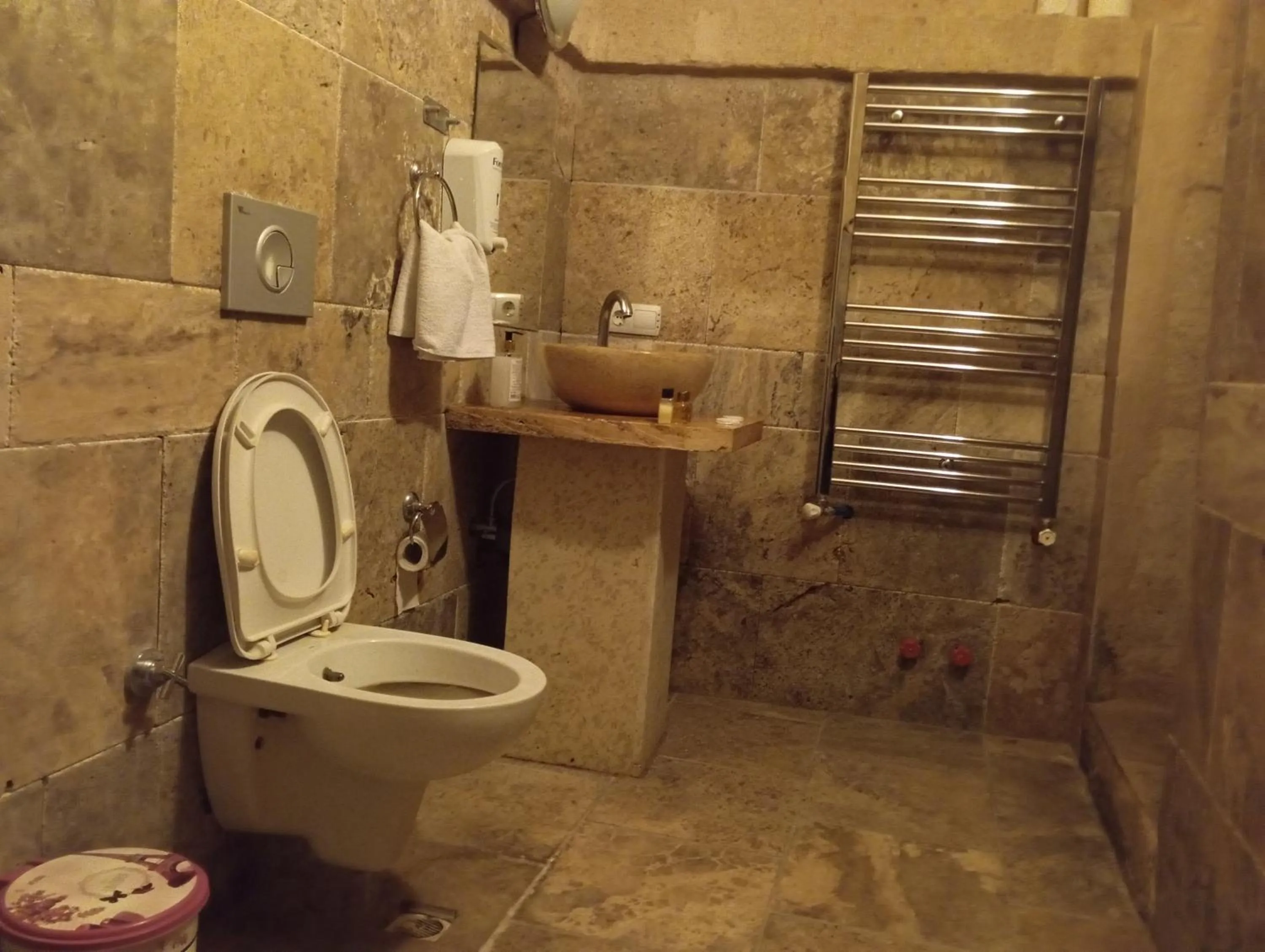 Bathroom in Sandık cave house