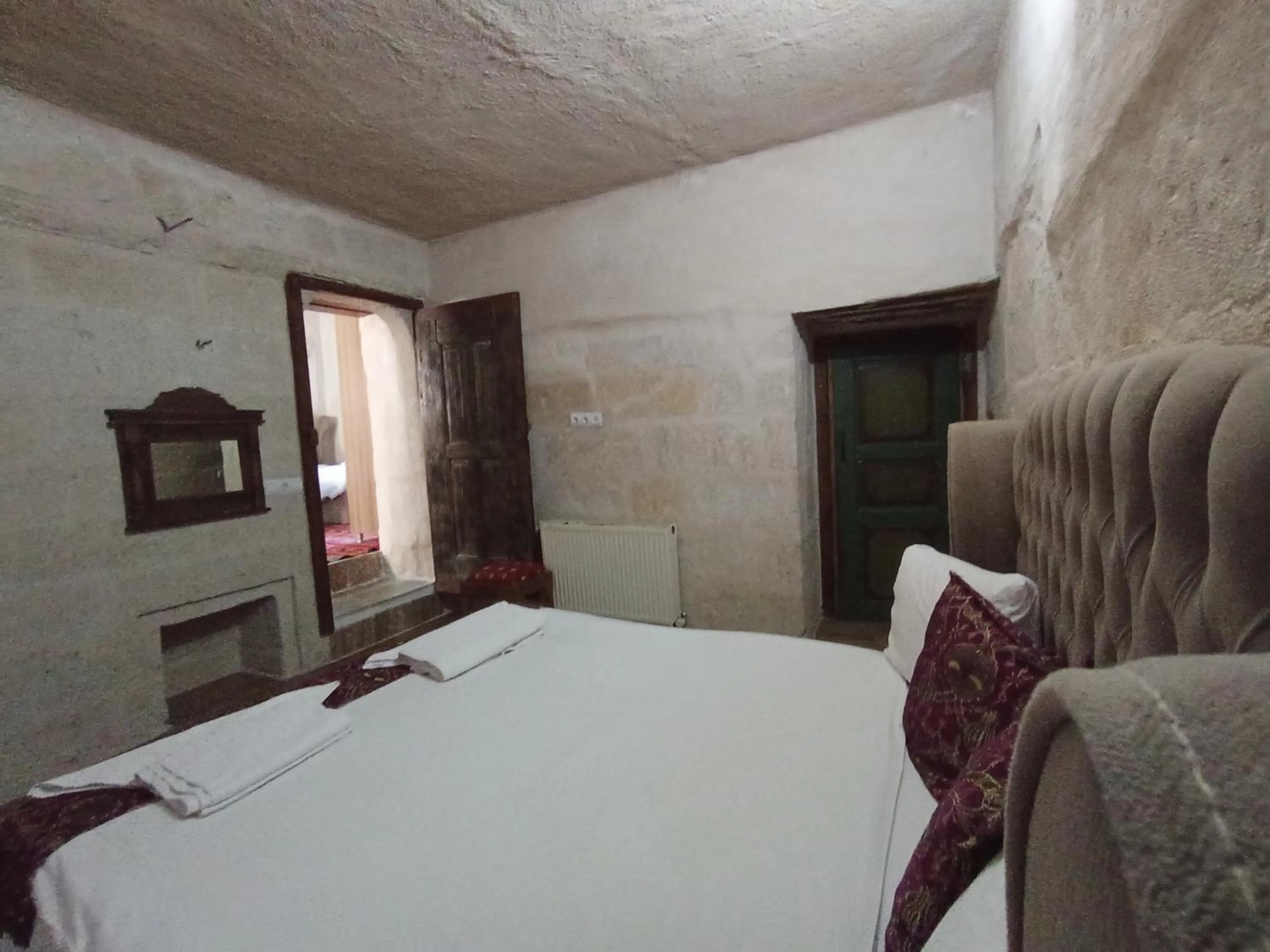 Photo of the whole room, Bed in Sandık cave house