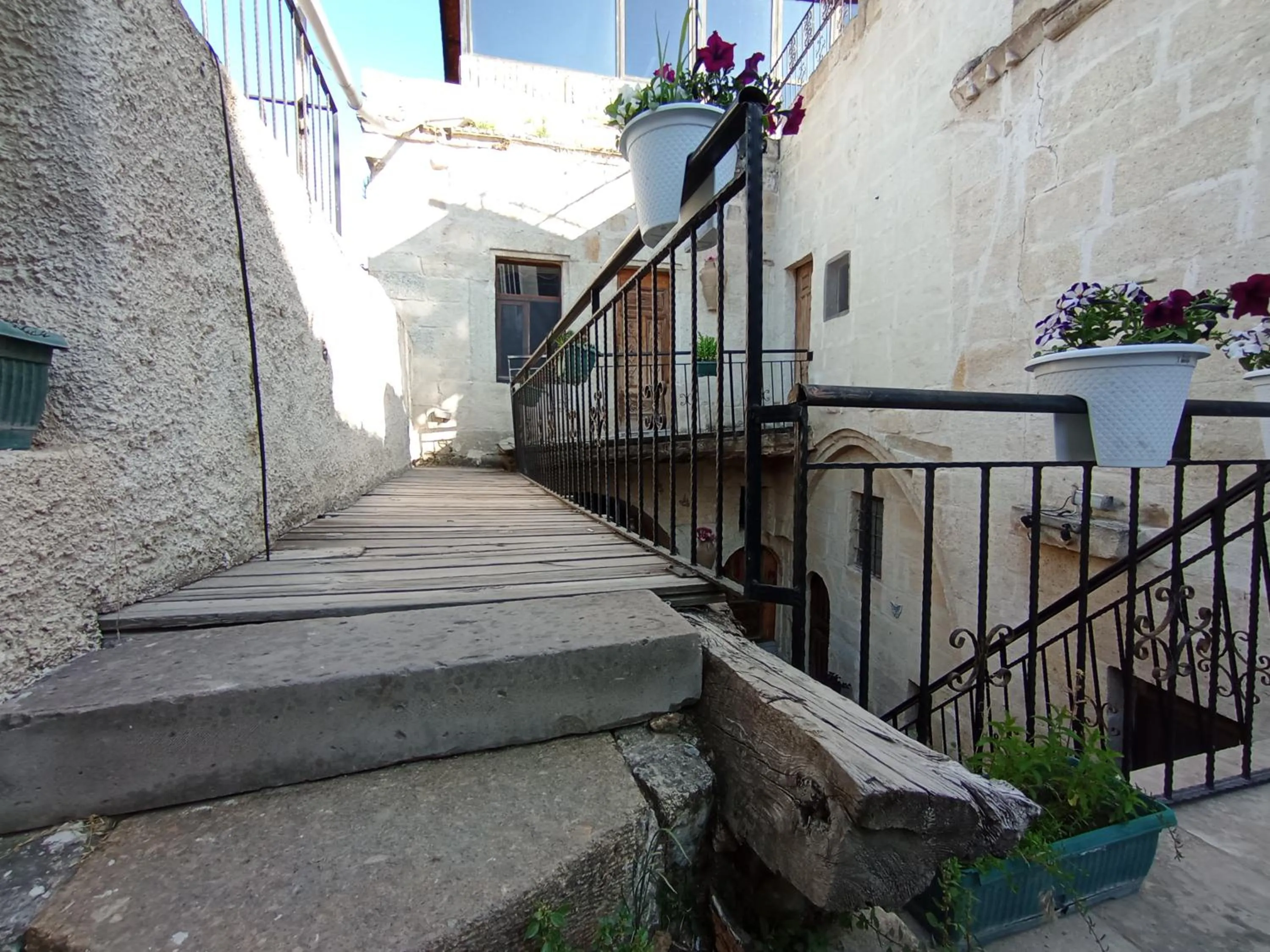 Property building in Sandık cave house