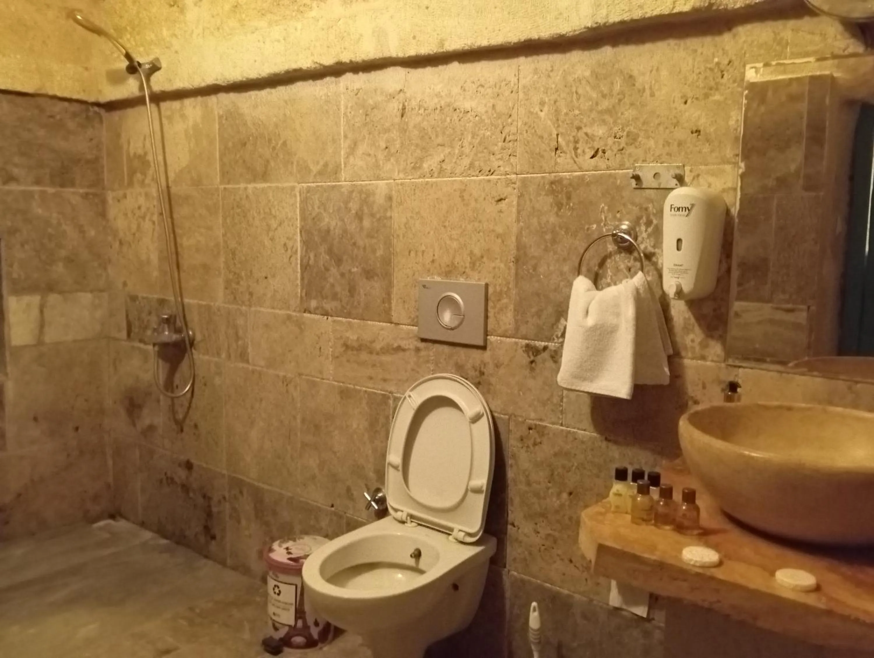 Bathroom in Sandık cave house